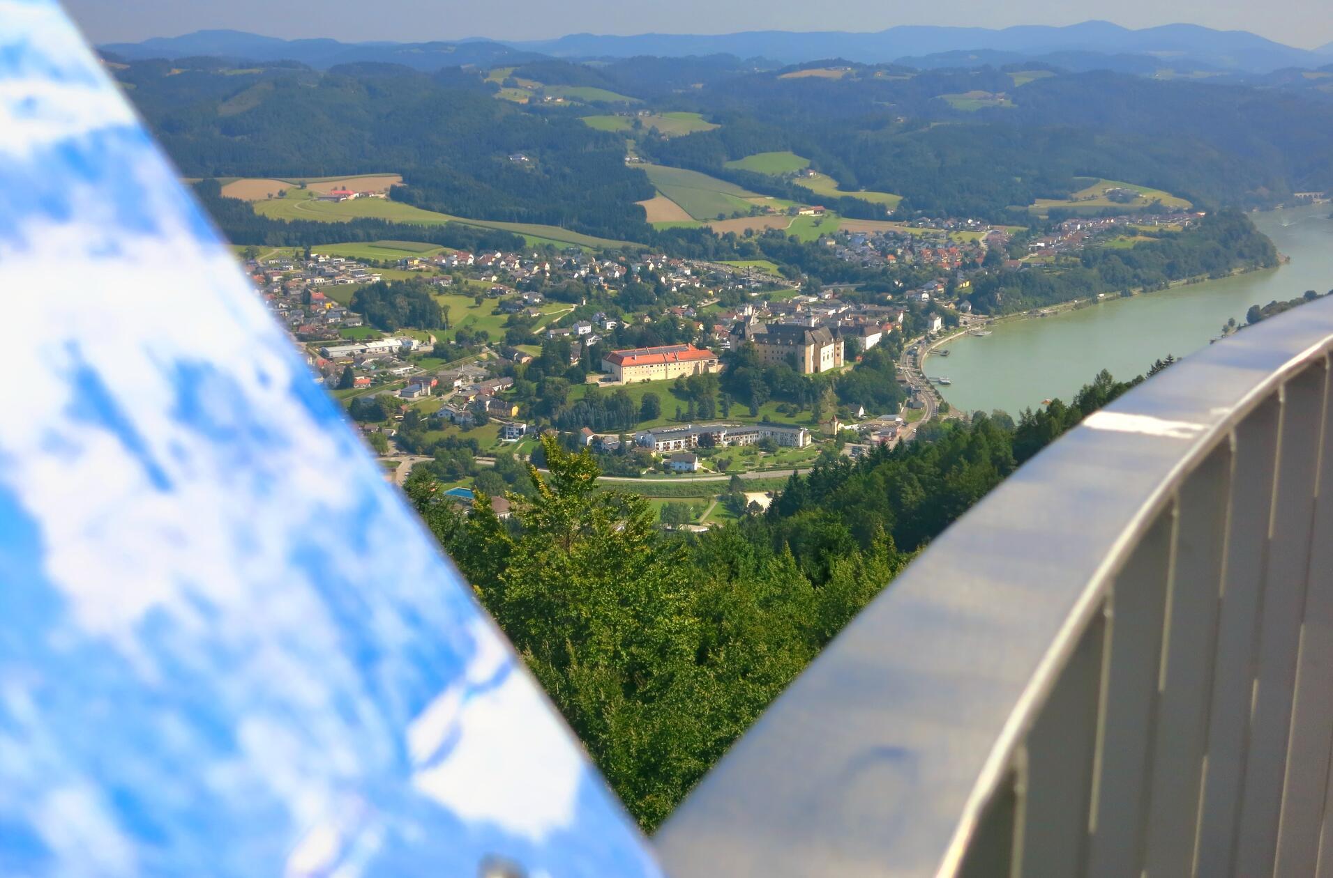 Von hier hat man einen fantastischen Blick über Grein hinweg und rundherum in die Landschaft.