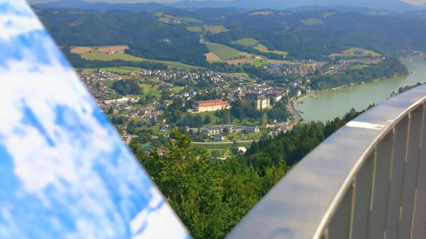 Von hier hat man einen fantastischen Blick über Grein hinweg und rundherum in die Landschaft.