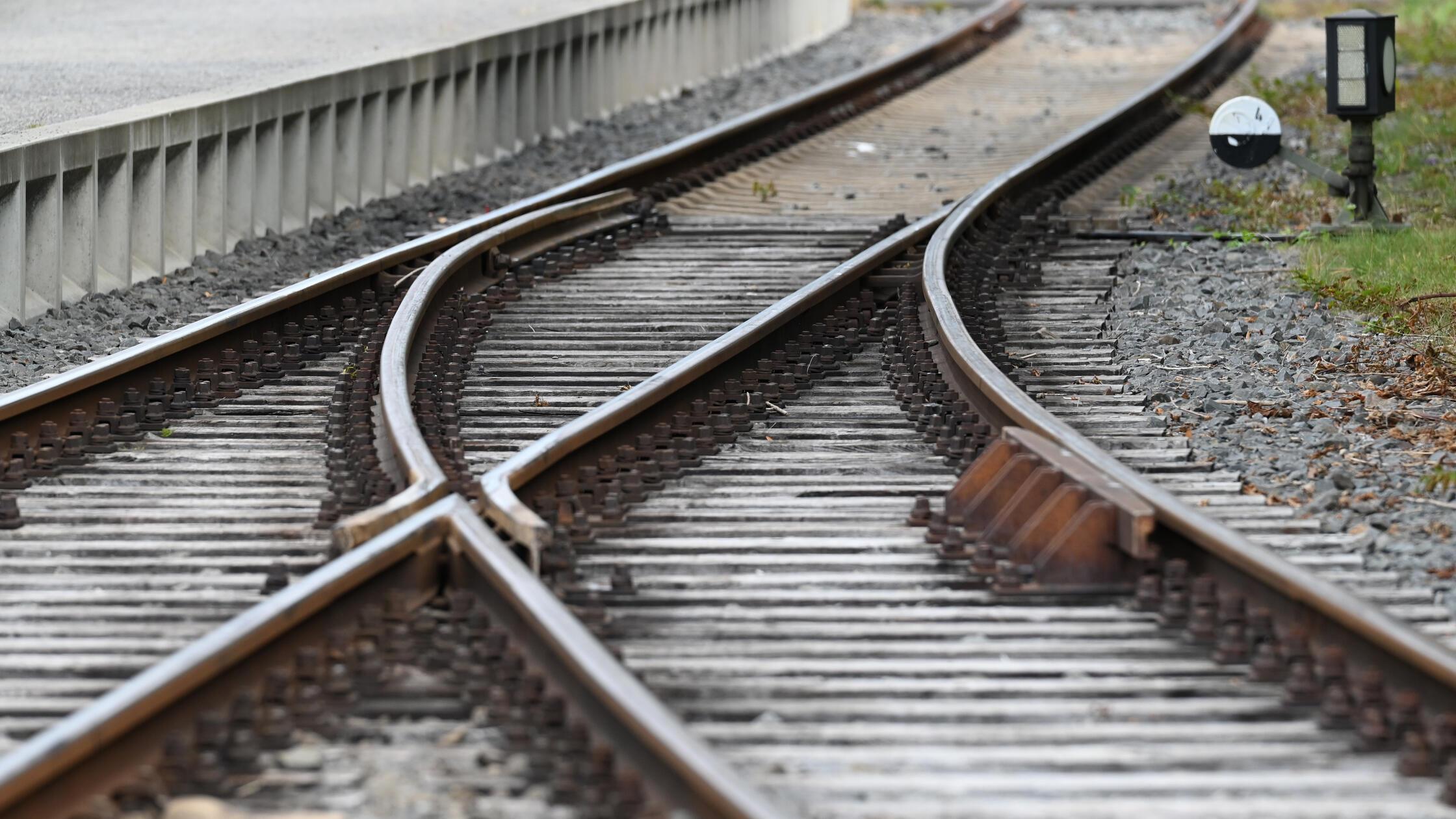 Eine Weiche an einem Gleich der Hespertalbahn, ein