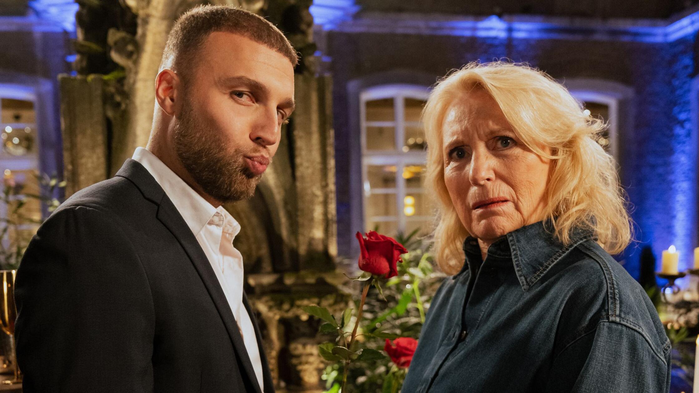 Filip Pavlović legt Balztanz für Maren Kroymann hin