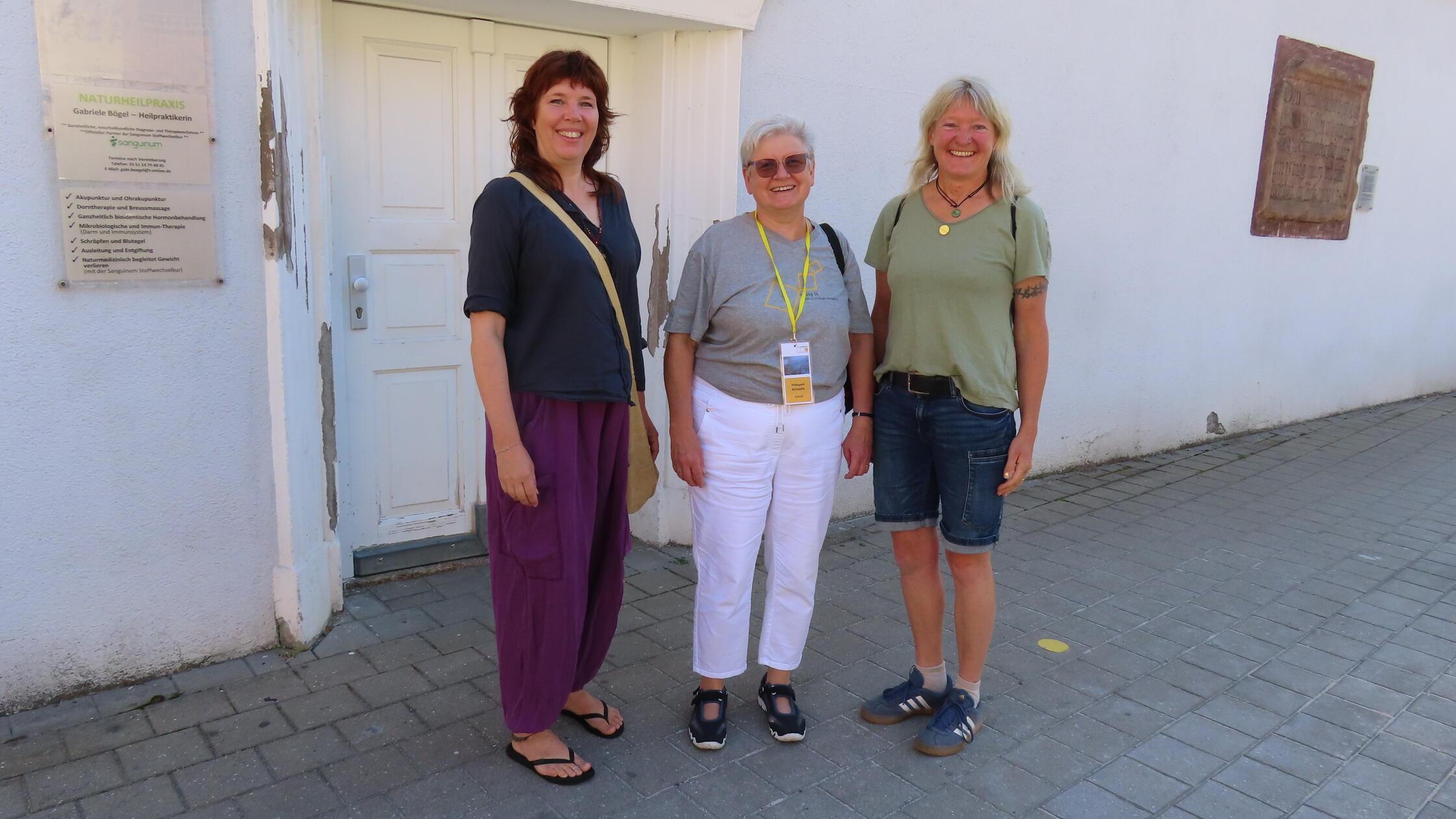 Anke Oltscher und Stephanie Löw treffen Hildegard 