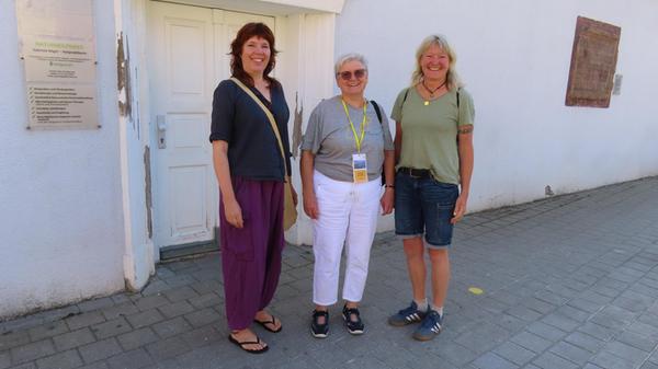Anke Oltscher und Stephanie Löw treffen Hildegard