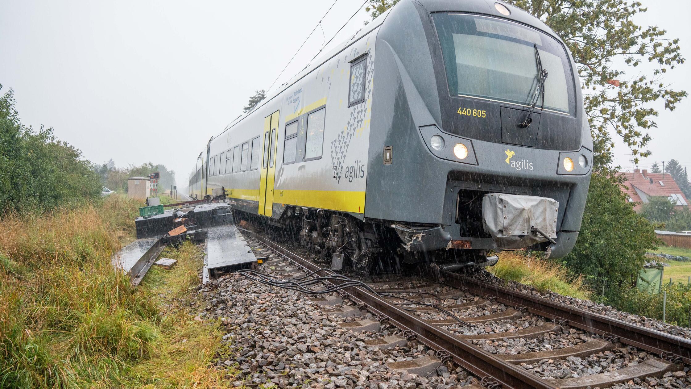 In Bayern: Kollision zwischen Zug und Lastwagen - Triebwagen springt aus den Schienen