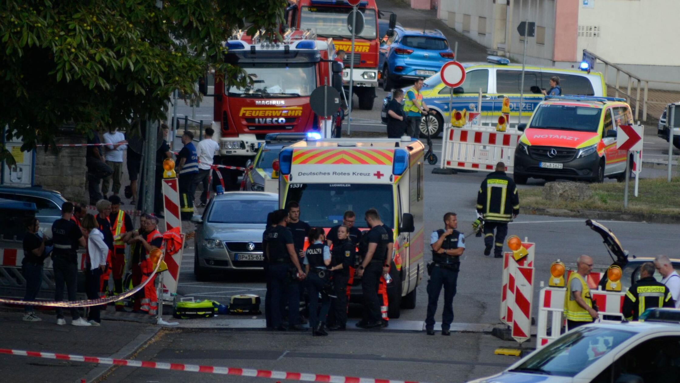 Dienstwaffe entrissen: Tankstellenräuber schießt mehrfach auf Polizisten - Beamter stirbt