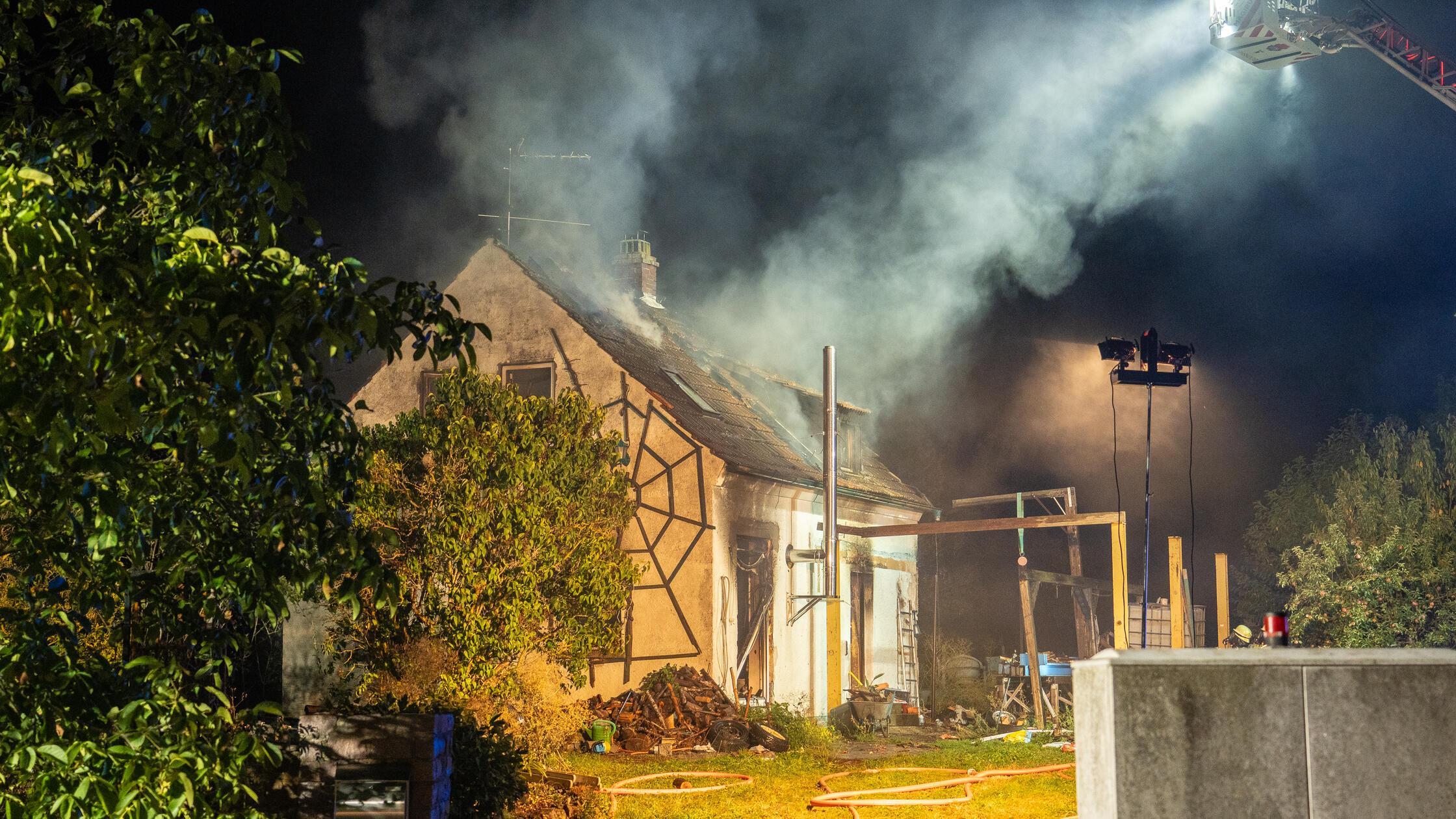 Gebäude in Franken brennt ab: 300.000 Euro Schaden nach Feuer auf landwirtschaftlichem Anwesen