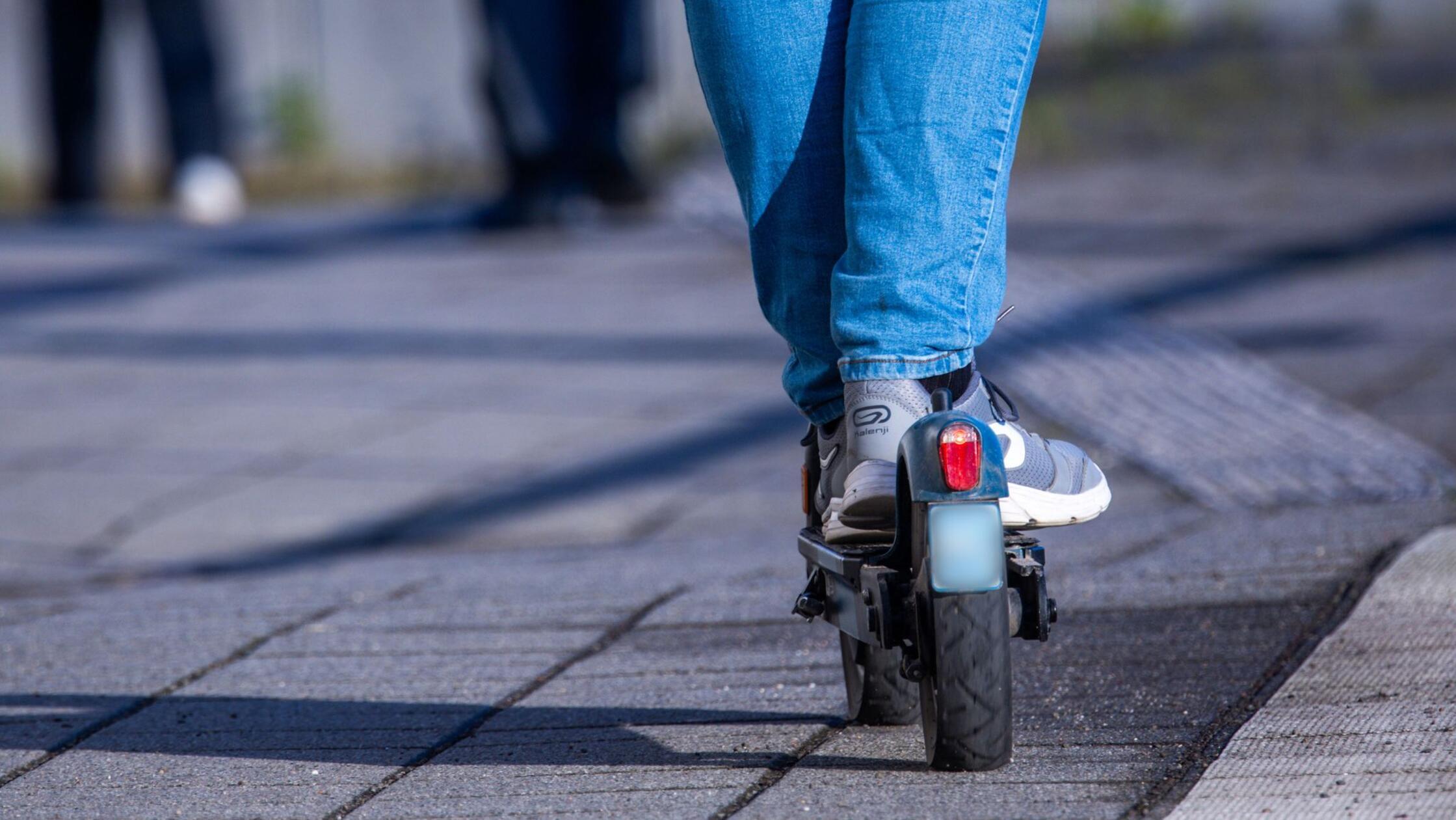 Jugendlicher versucht E-Scooter vor Polizeirevier zu stehlen