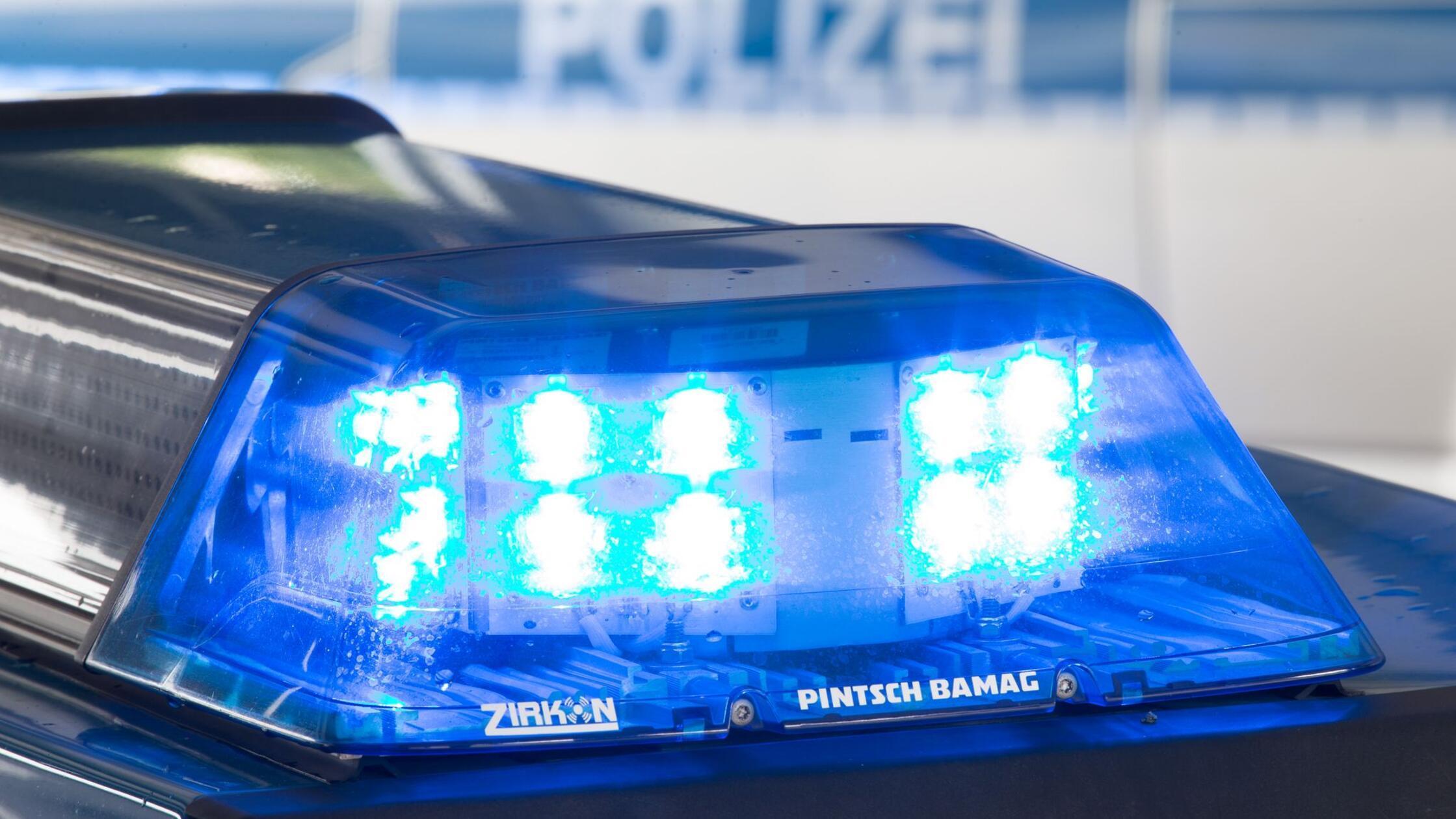 Radfahrer kracht in Auto – schwer verletzt