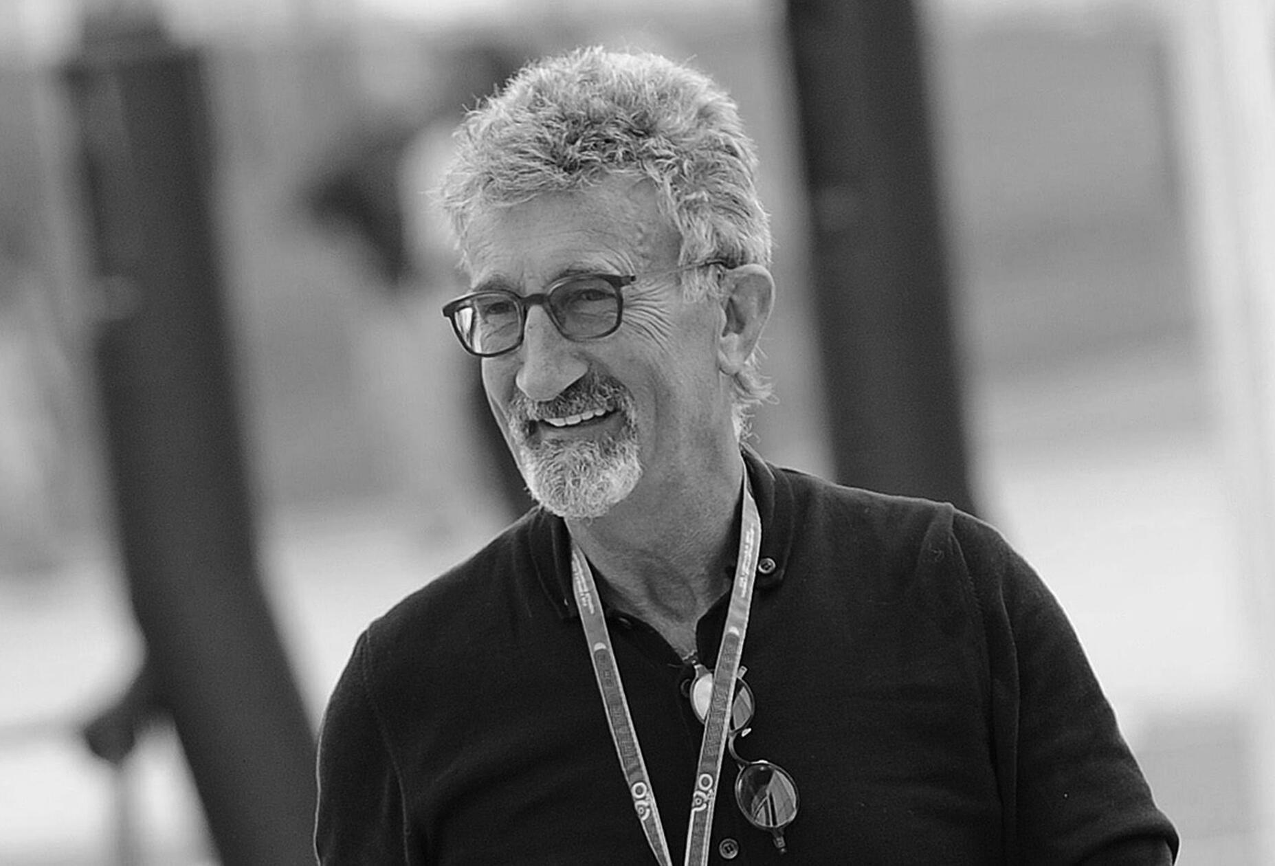 Die Formel-1-Legende Eddie Jordan ist im Alter von 76 Jahren gestorben. Laut seiner Familie sei er am 20. März 2025 friedlich eingeschlafen. Zuletzt hatte er seine Krebserkrankung öffentlich gemacht. Er war Wegbereiter für Ayrton Senna und Michael Schumacher, der vielleicht schillerndste Teamchef der Formel 1 - und gilt als Erfinder des Boxenluders.