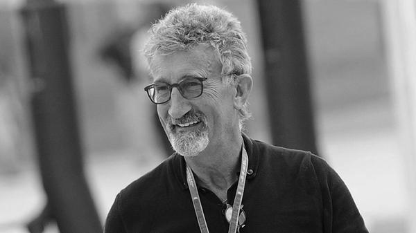 Die Formel-1-Legende Eddie Jordan ist im Alter von 76 Jahren gestorben. Laut seiner Familie sei er am 20. März 2025 friedlich eingeschlafen. Zuletzt hatte er seine Krebserkrankung öffentlich gemacht. Er war Wegbereiter für Ayrton Senna und Michael Schumacher, der vielleicht schillerndste Teamchef der Formel 1 - und gilt als Erfinder des Boxenluders.