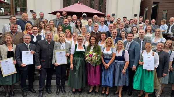 Das Bild zeigt Staatsministerin Kaniber zusammen m