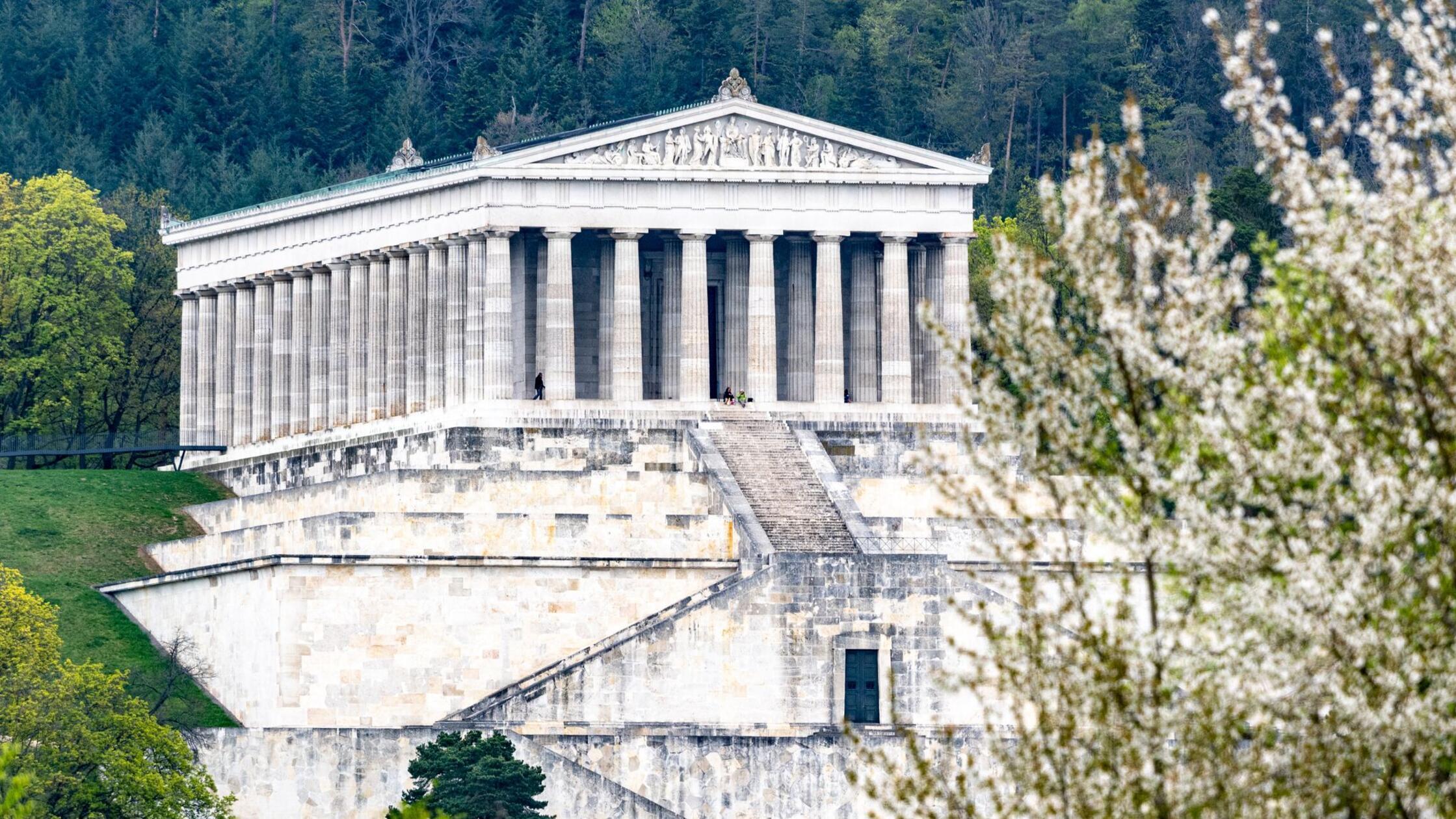 Nach tödlichem Sturz eines 32-Jährigen: Absperrungen sollen Nationaldenkmal in Bayern sicher machen