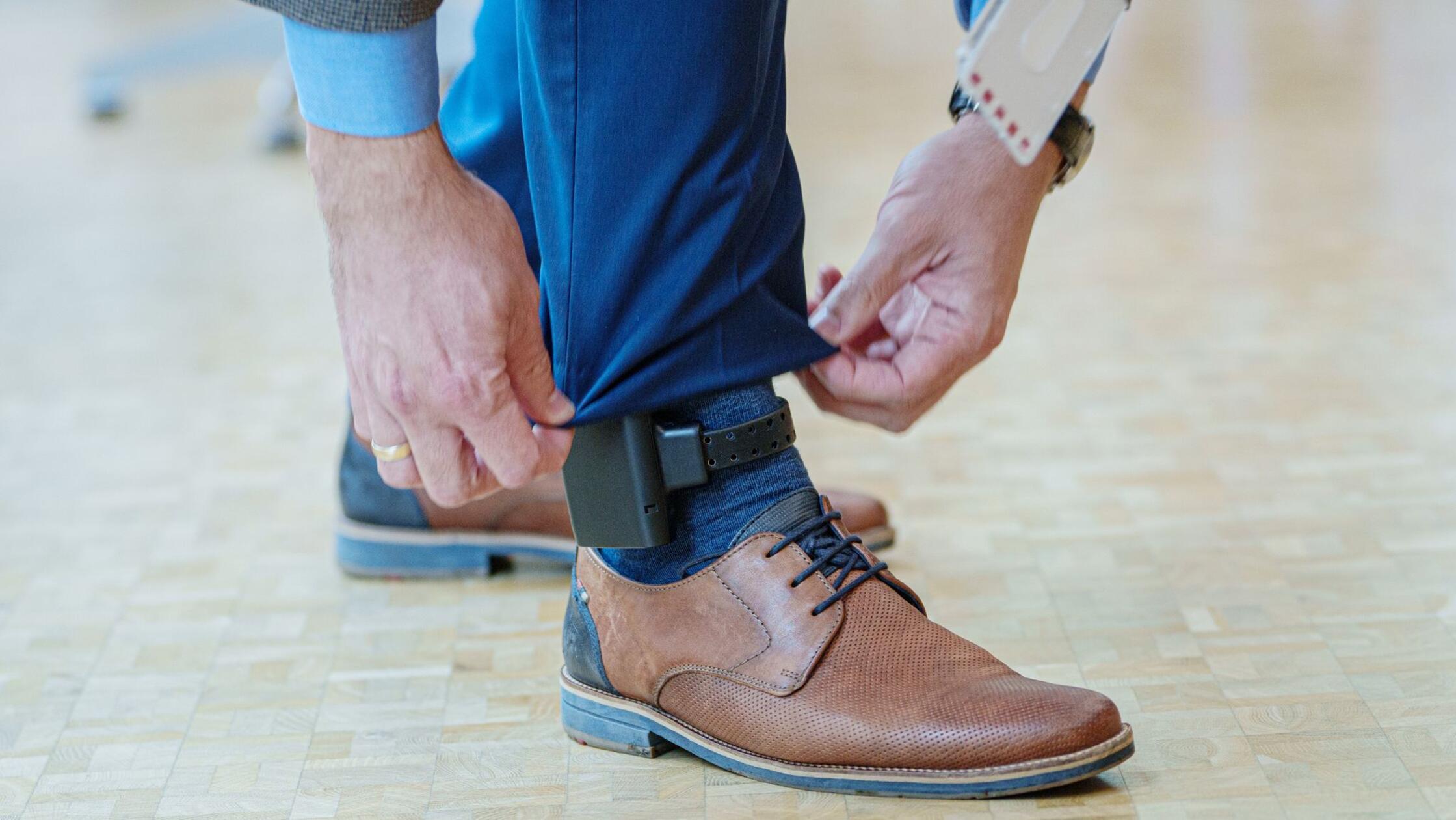 Fußfessel soll Opfer vor häuslicher Gewalt schützen