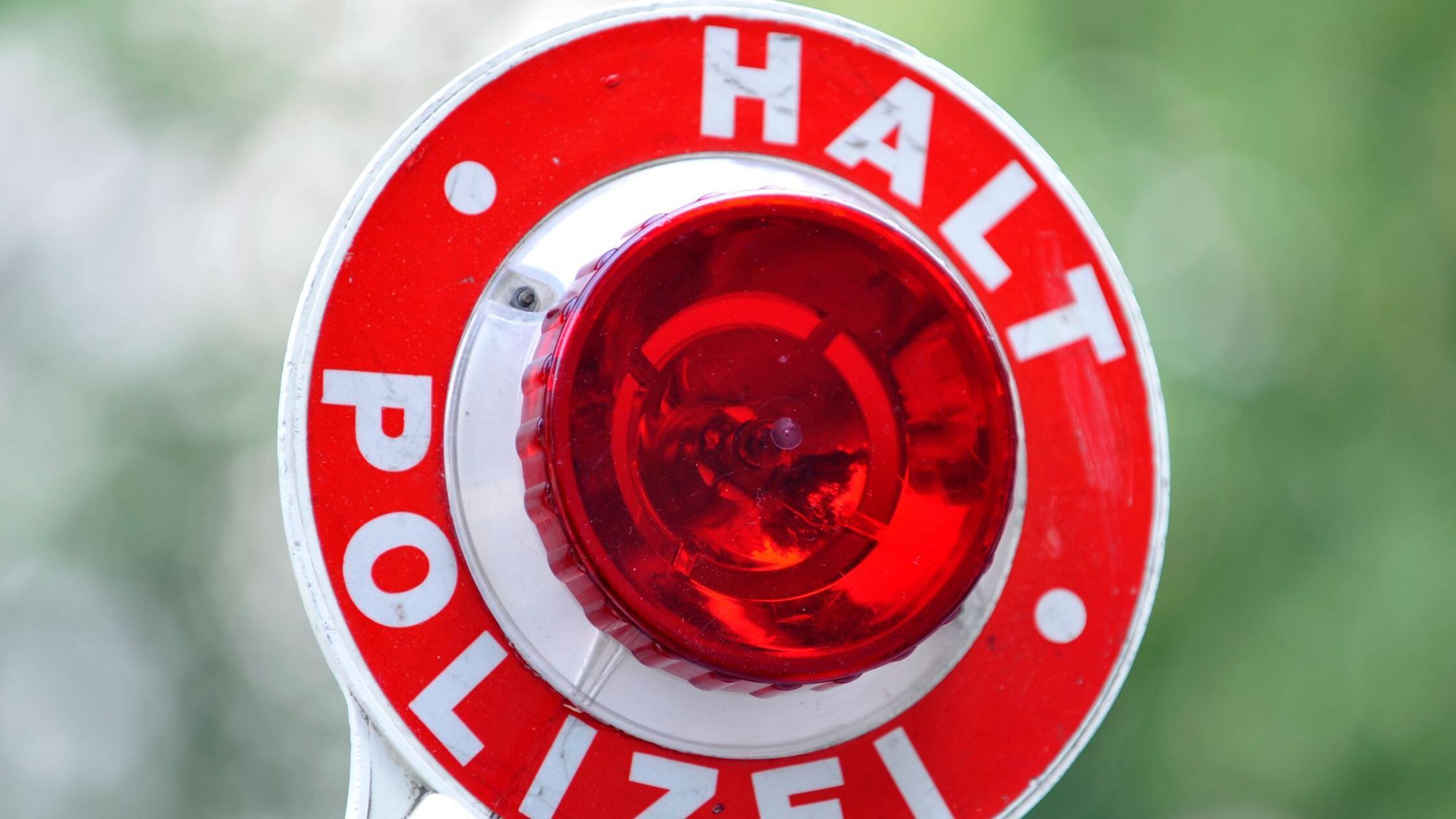 Autofahrerin flieht mit 200 km/h vor Polizei