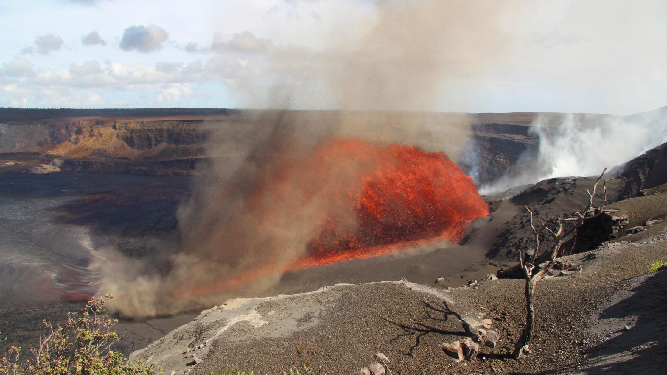 Vulkan Kilauea auf Hawaii stößt Lavafontänen aus