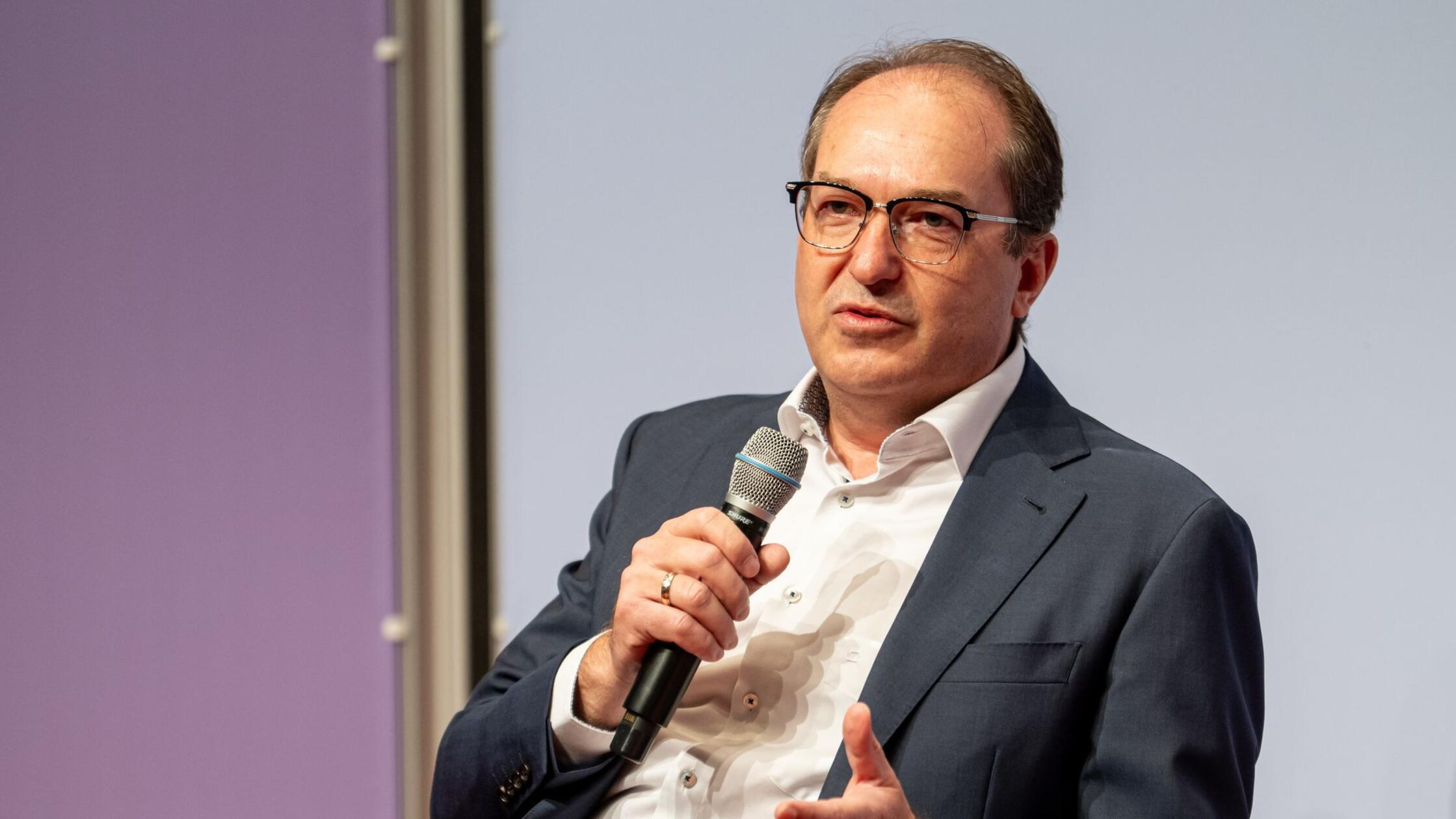 Dobrindt verteidigt Kurs bei Aufnahme von Afghanen