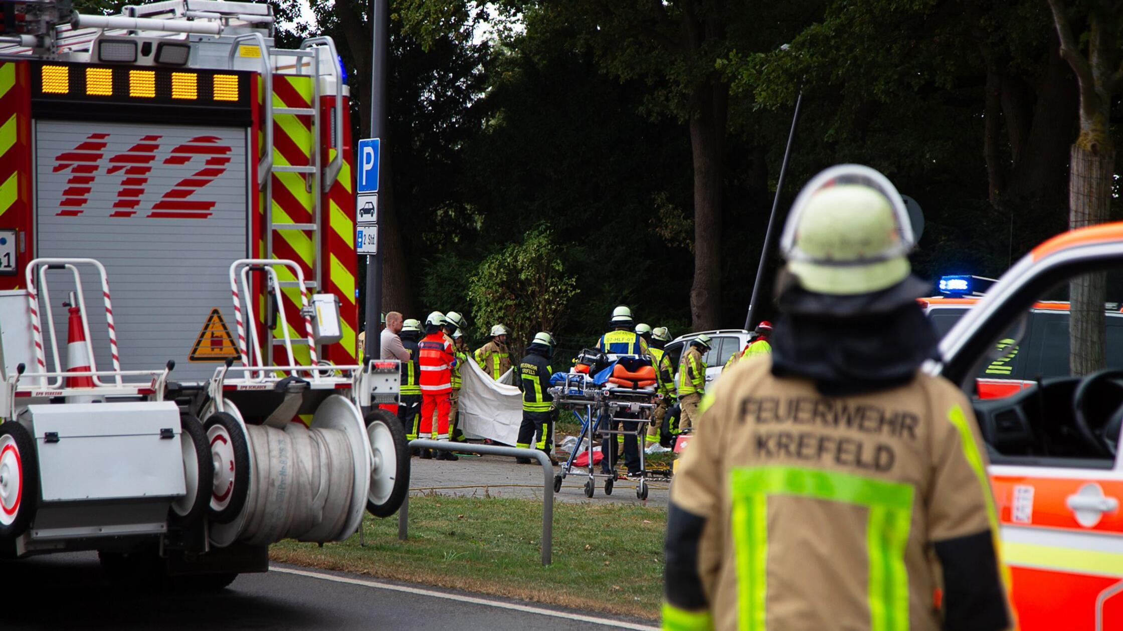 Auto erfasst Zwillinge auf Friedhofsparkplatz – beide tot