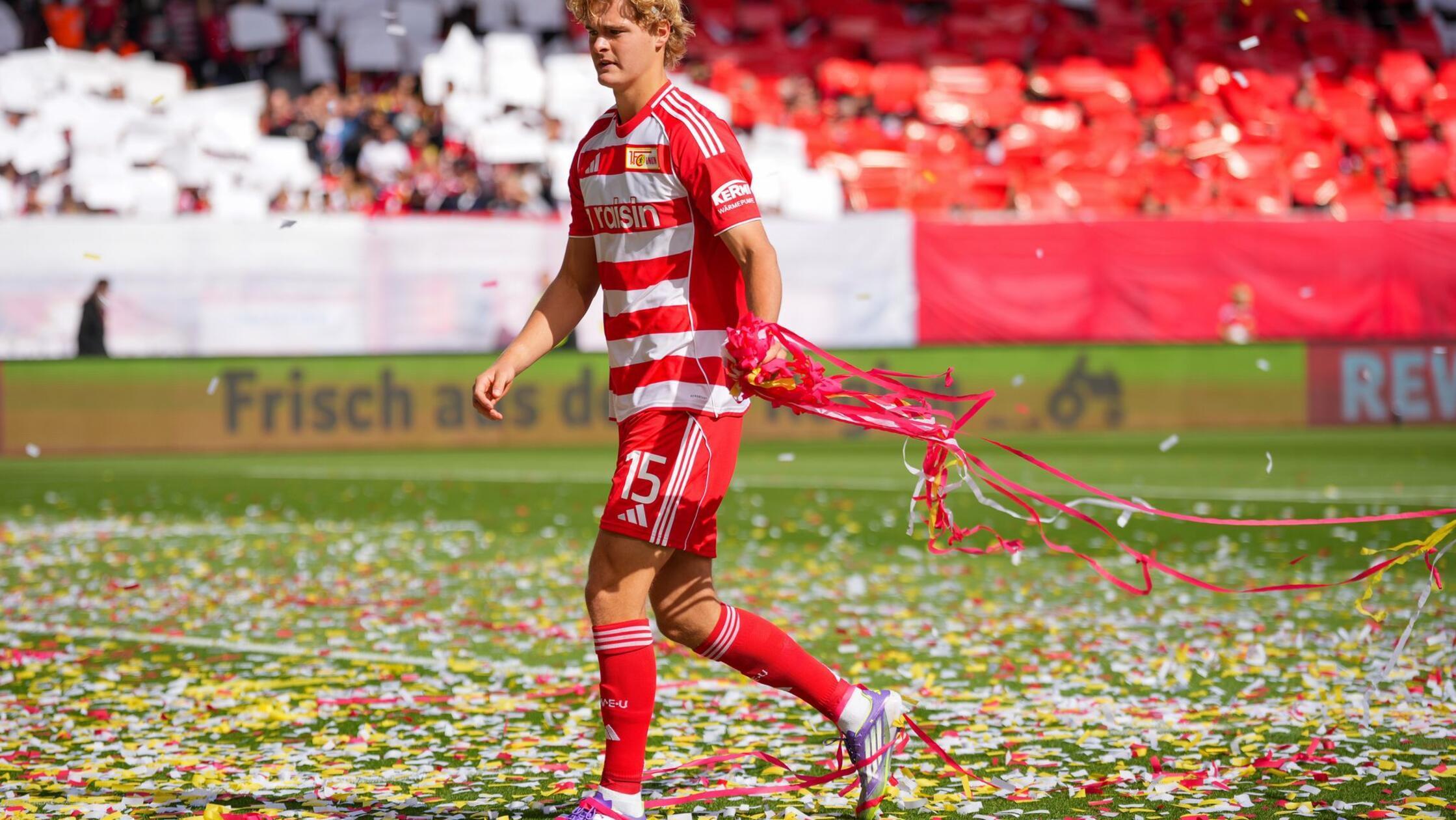 Konfettiregen: Union-Spiel gegen VfB kurz unterbrochen