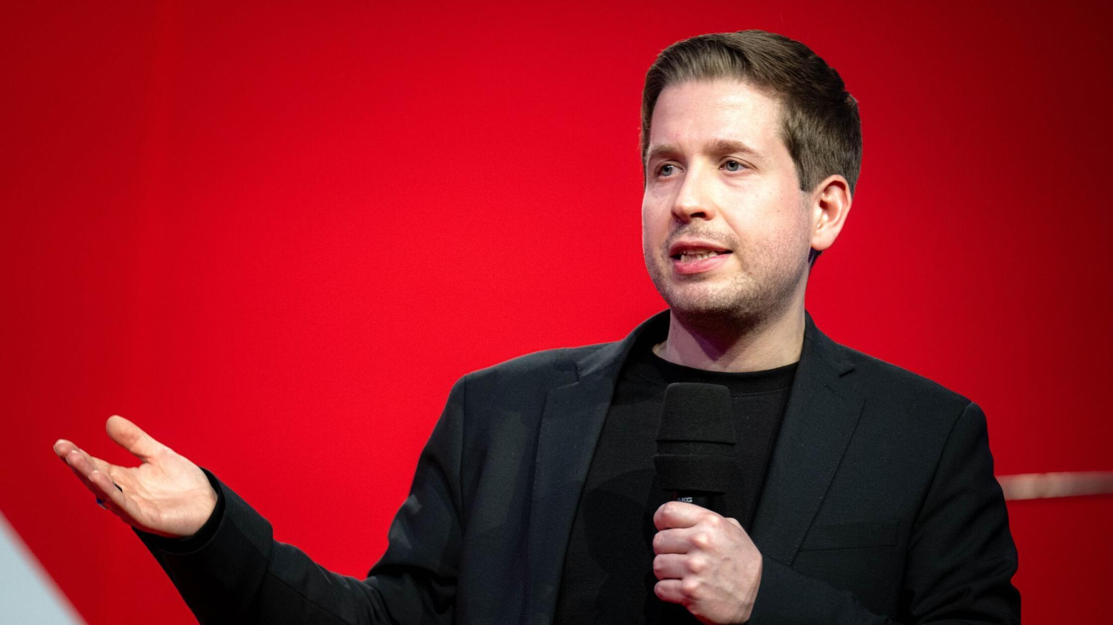 Kevin Kühnert beendet 1.000-Kilometer-Wanderung