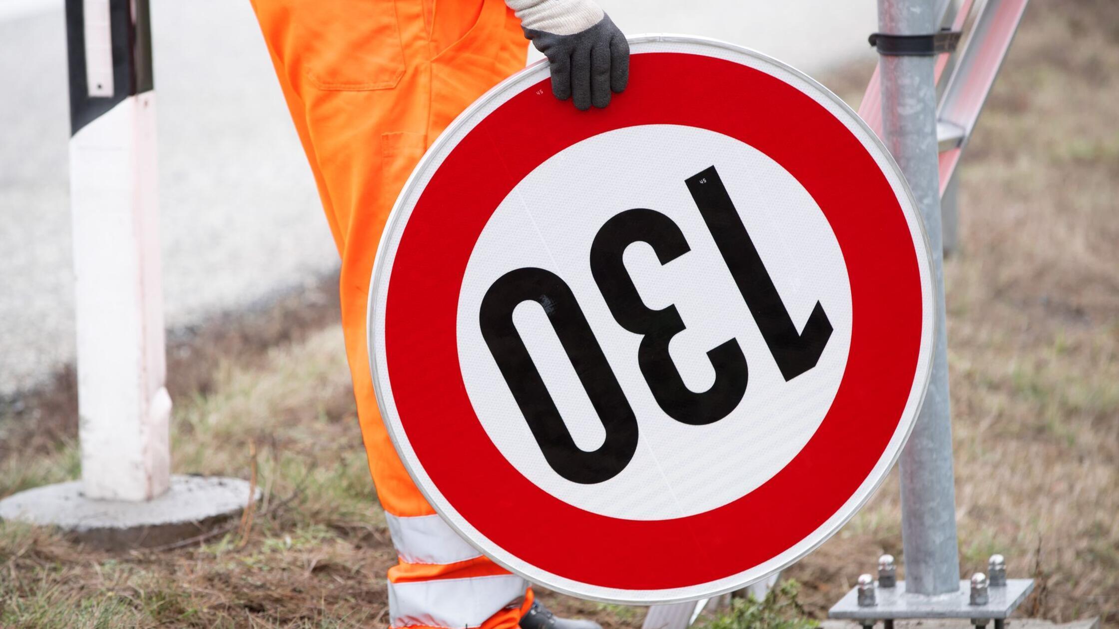 Geschäftsmann rast mit Handy bei 260 über die Autobahn