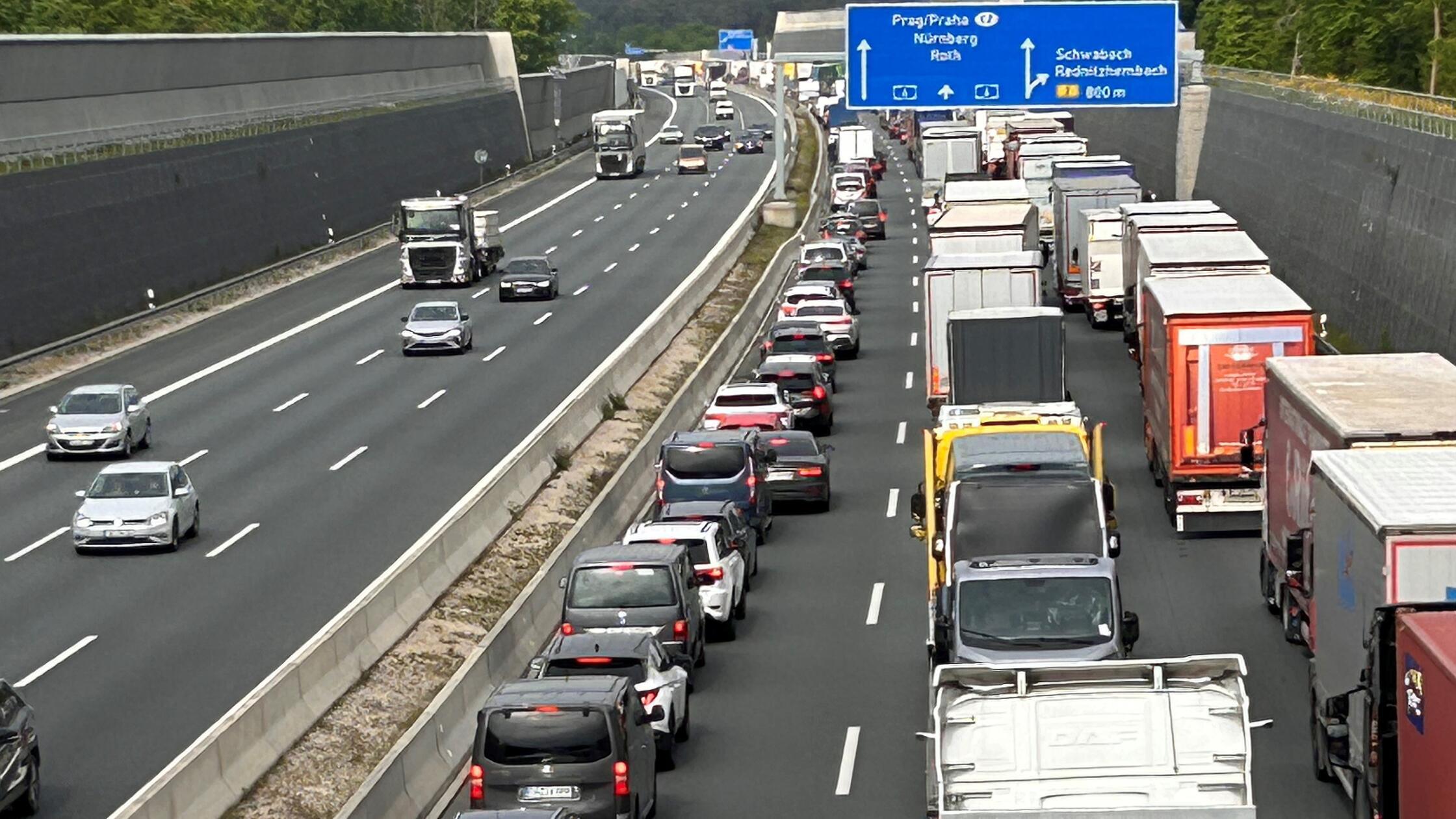 &bdquo;Herrenloser Anh&auml;nger&ldquo; schleudert bei Schwabach quer ...