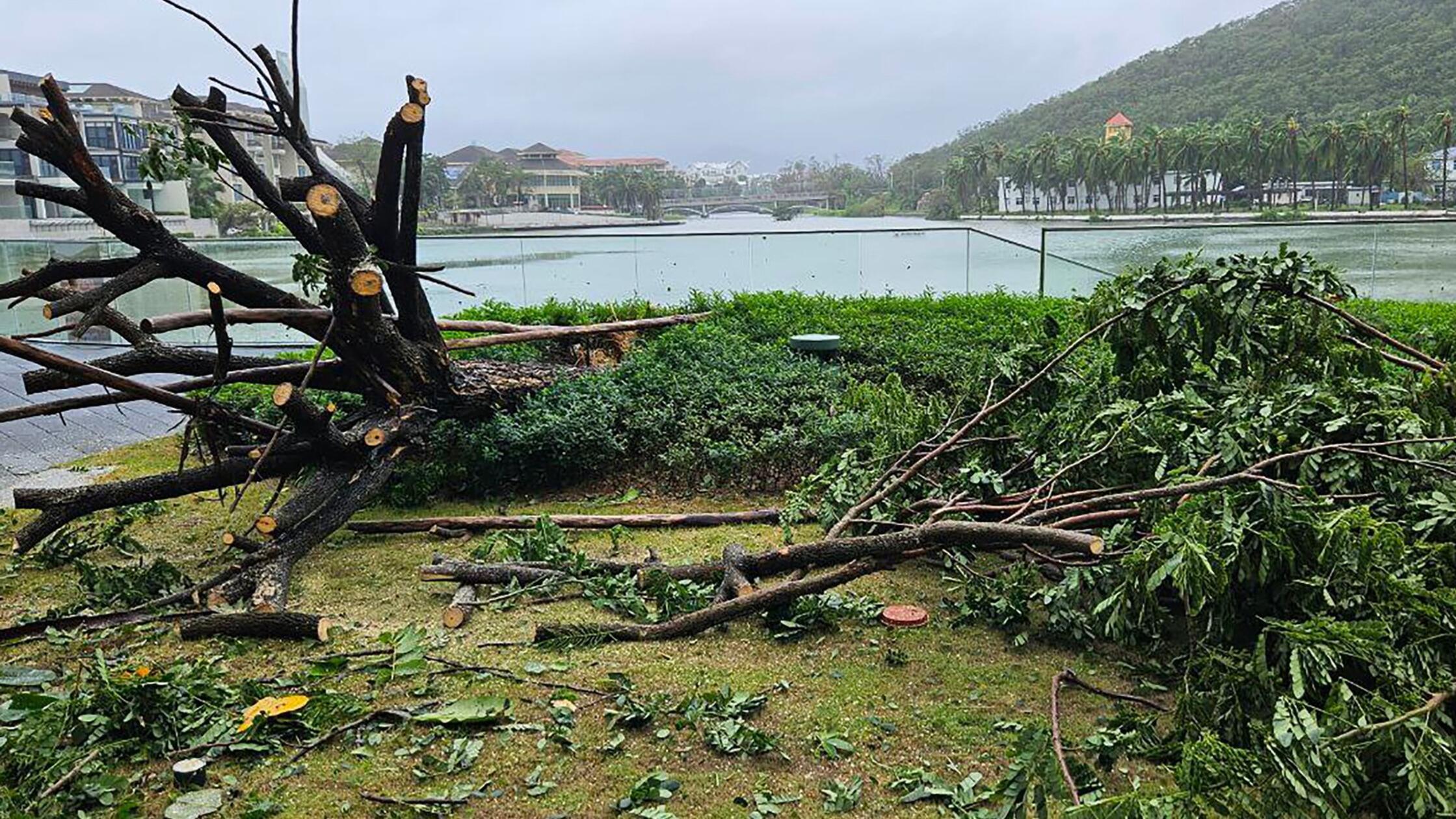 Taifun „Kajiki“ wirbelt auf Vietnam zu - Schäden auf Hainan