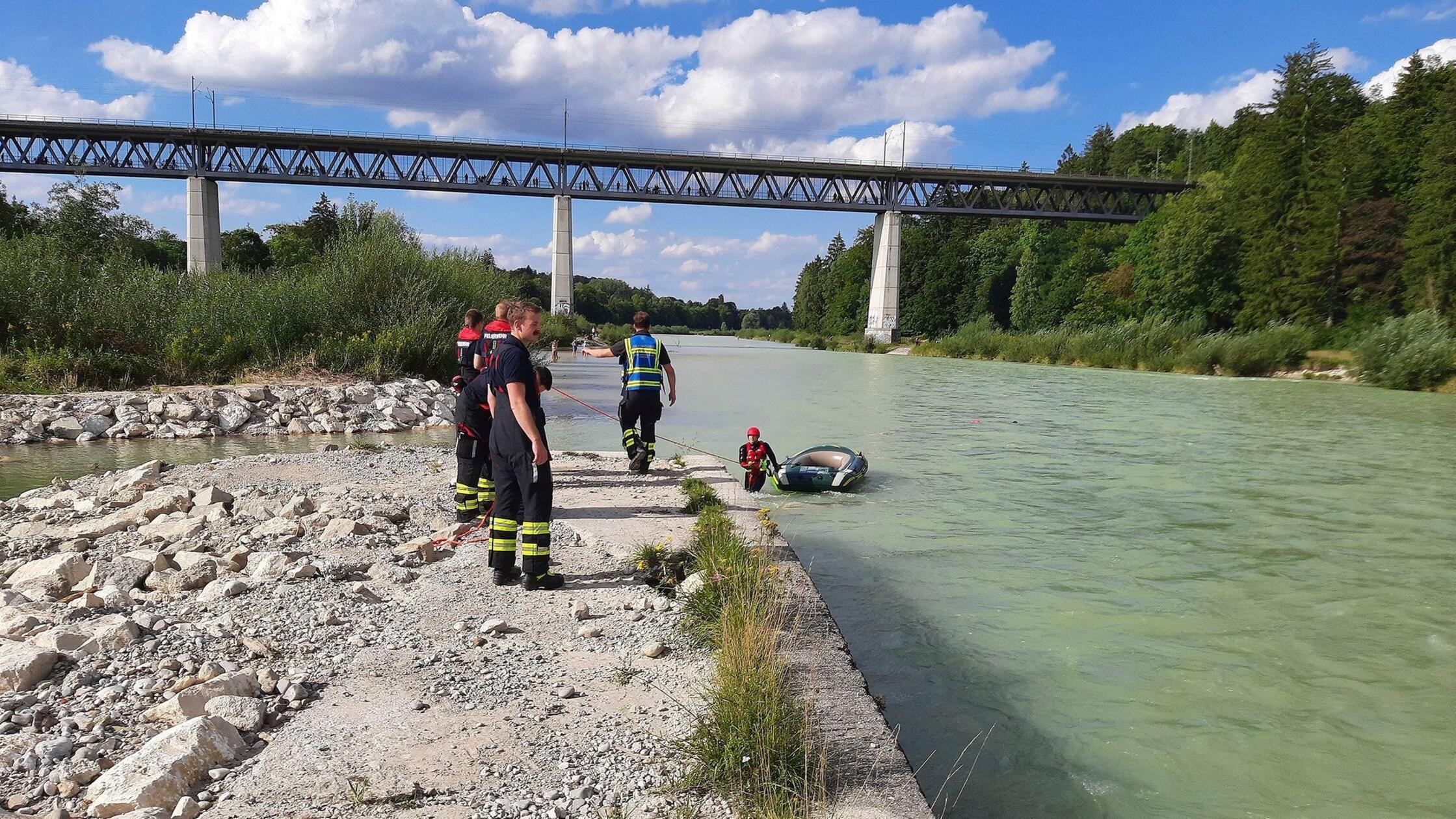 Quartett kentert mit Schlauchboot auf Isar - eine Verletzte