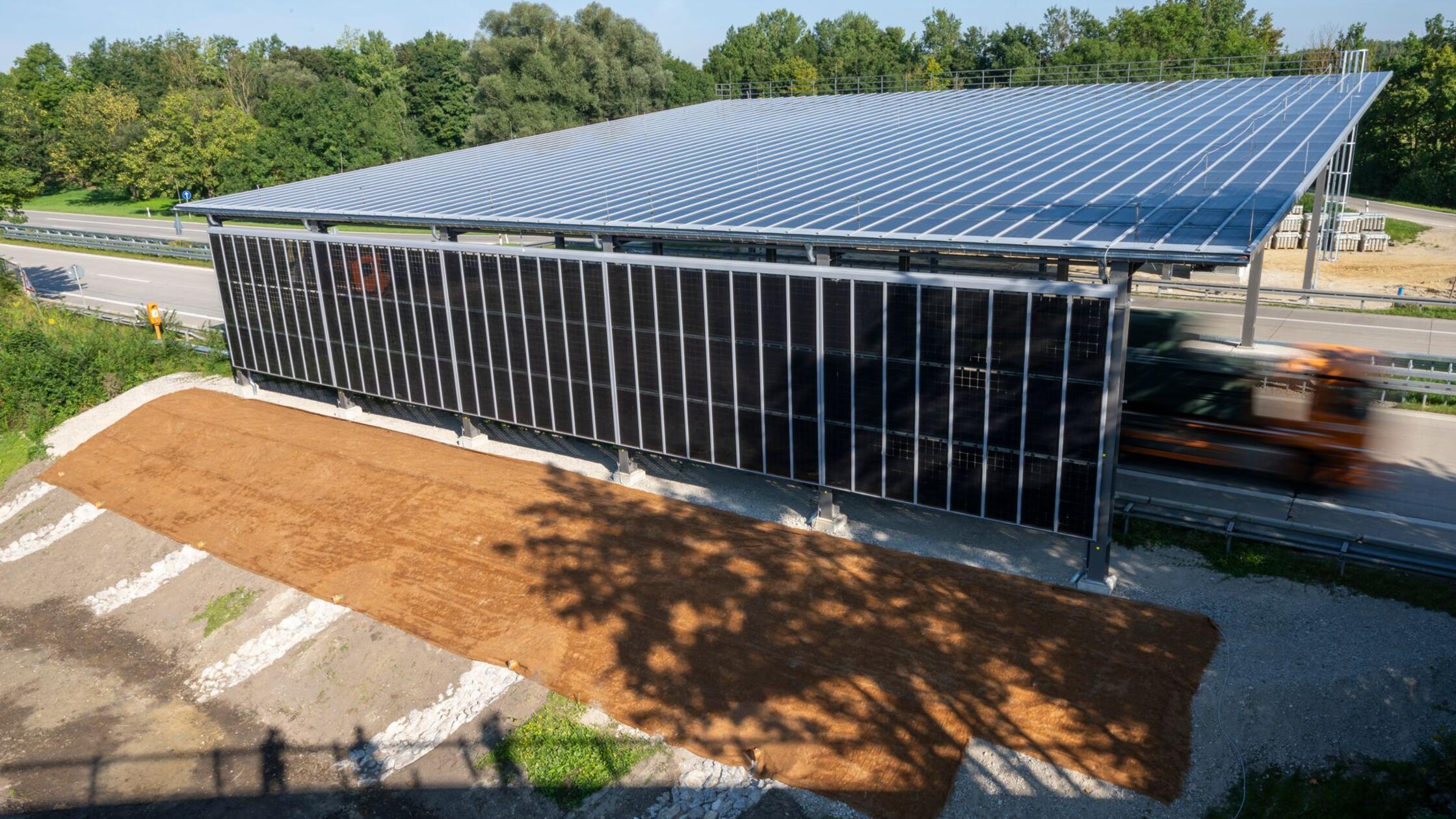 Regierung testet Solardach auf Staatsstraße