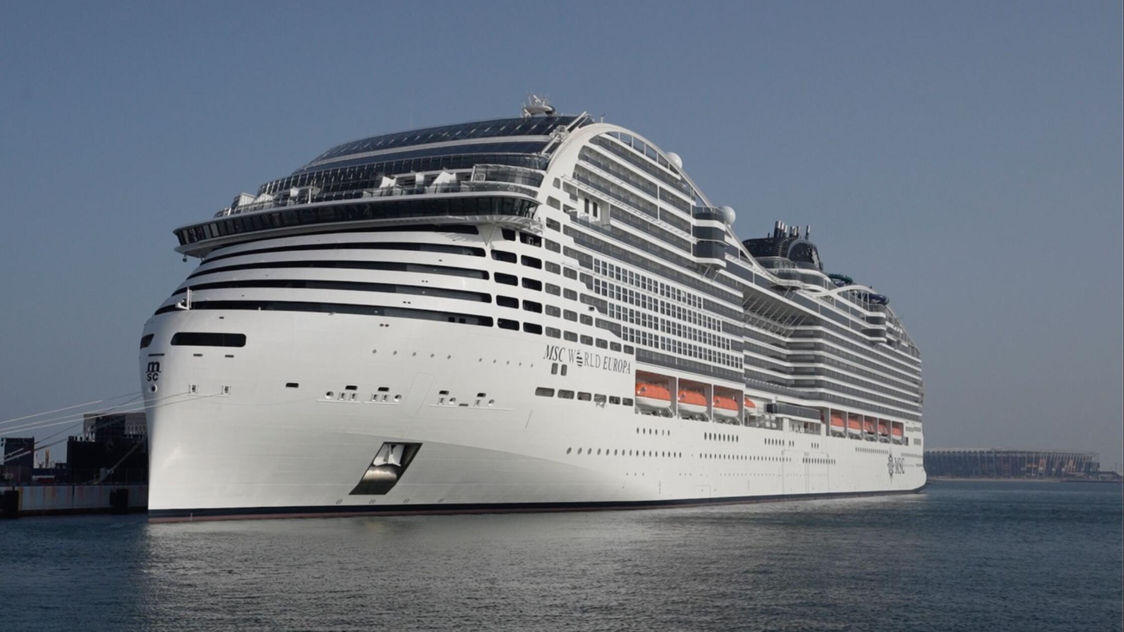 Kreuzfahrtschiff vor italienischer Insel havariert