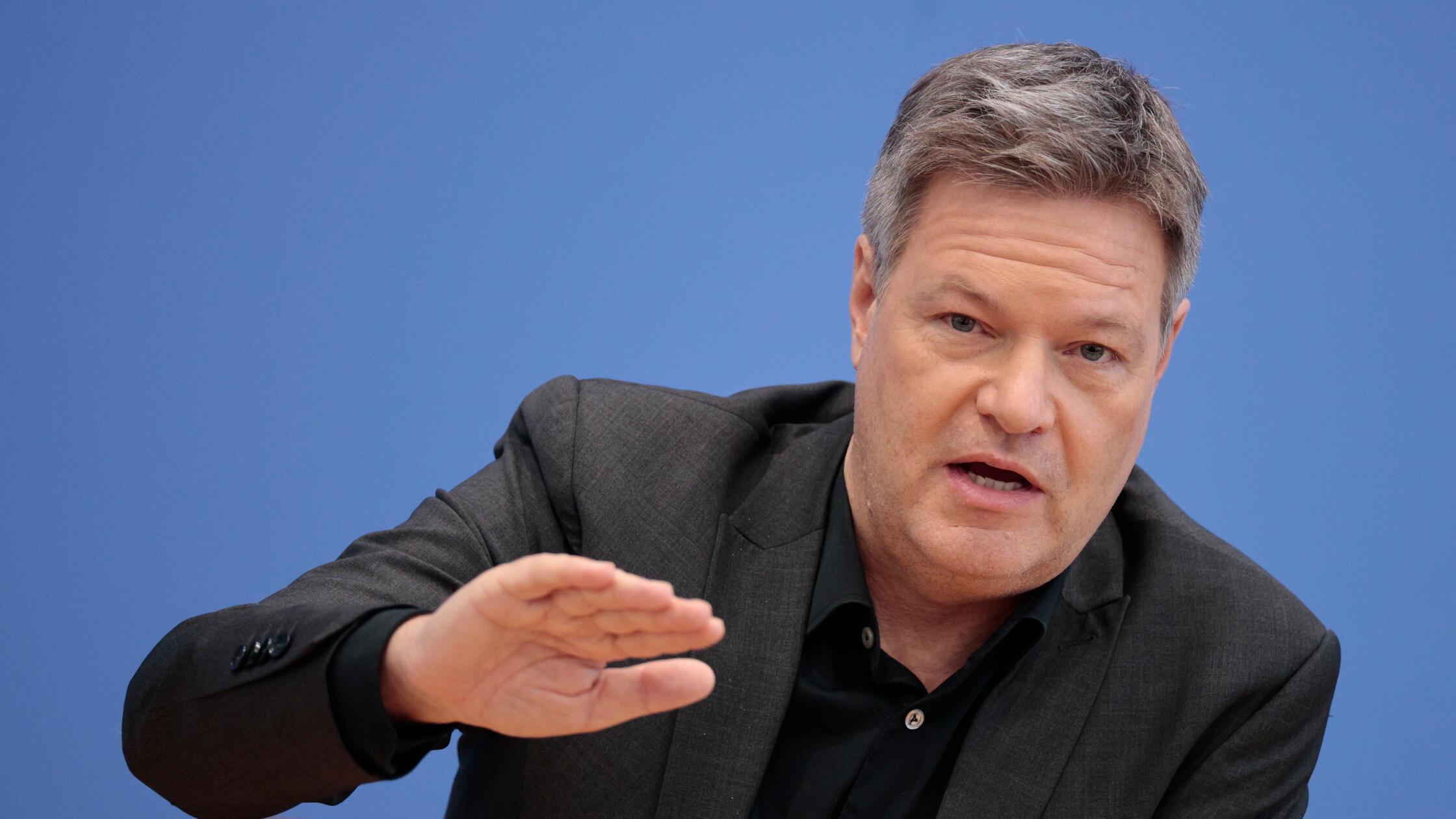 ARCHIV - 24.02.2025, Berlin: Robert Habeck (Bündni