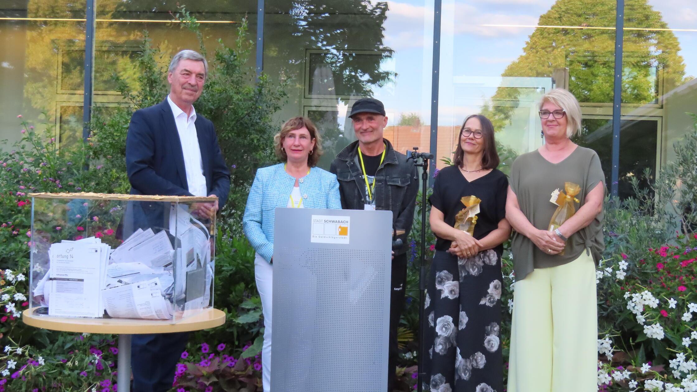 Publikumspreisträger Bruno Maria Bradt inmitten vo