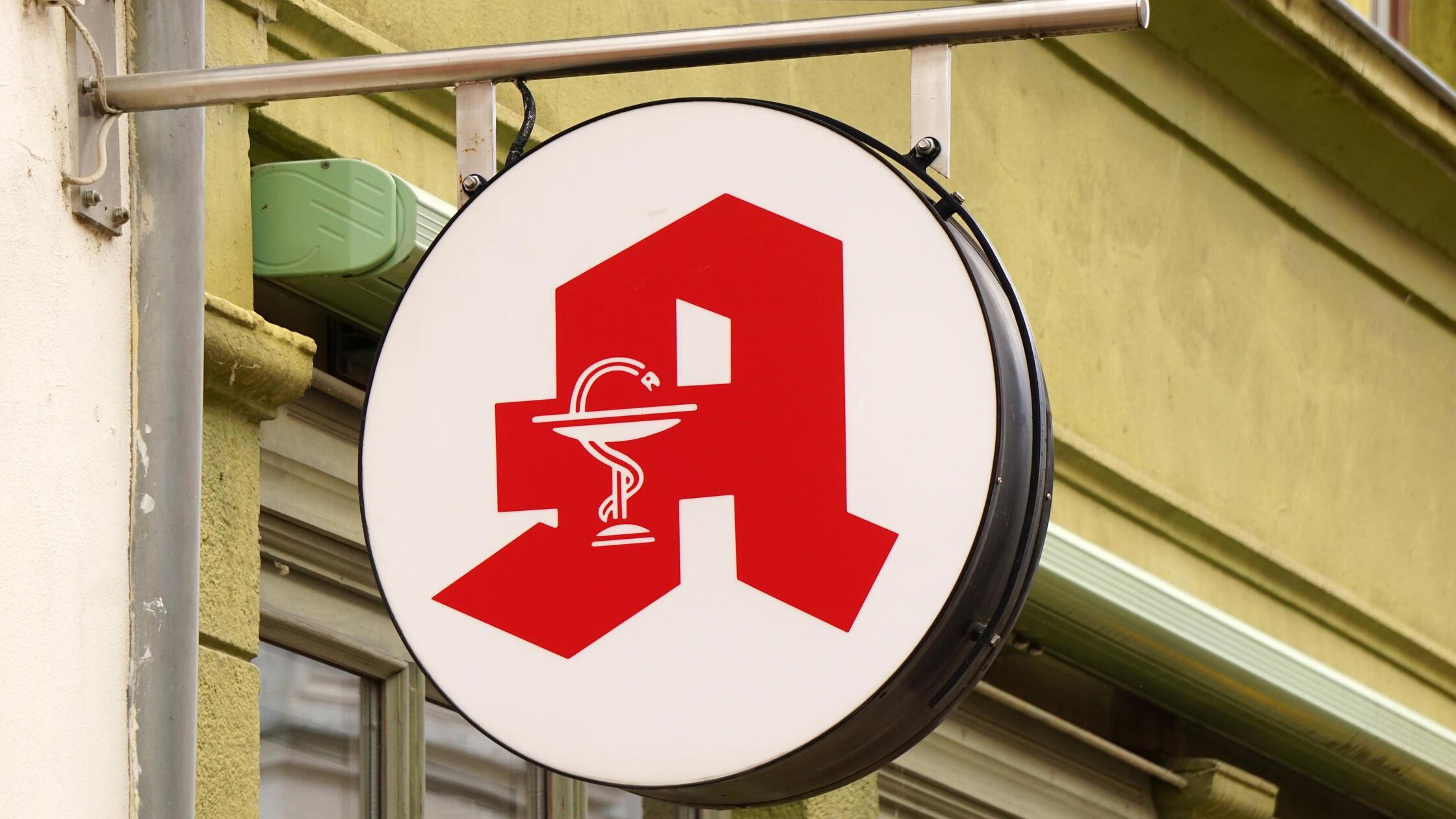 Apotheke, A-Logo mit Äskulapnatter als Nasenschild