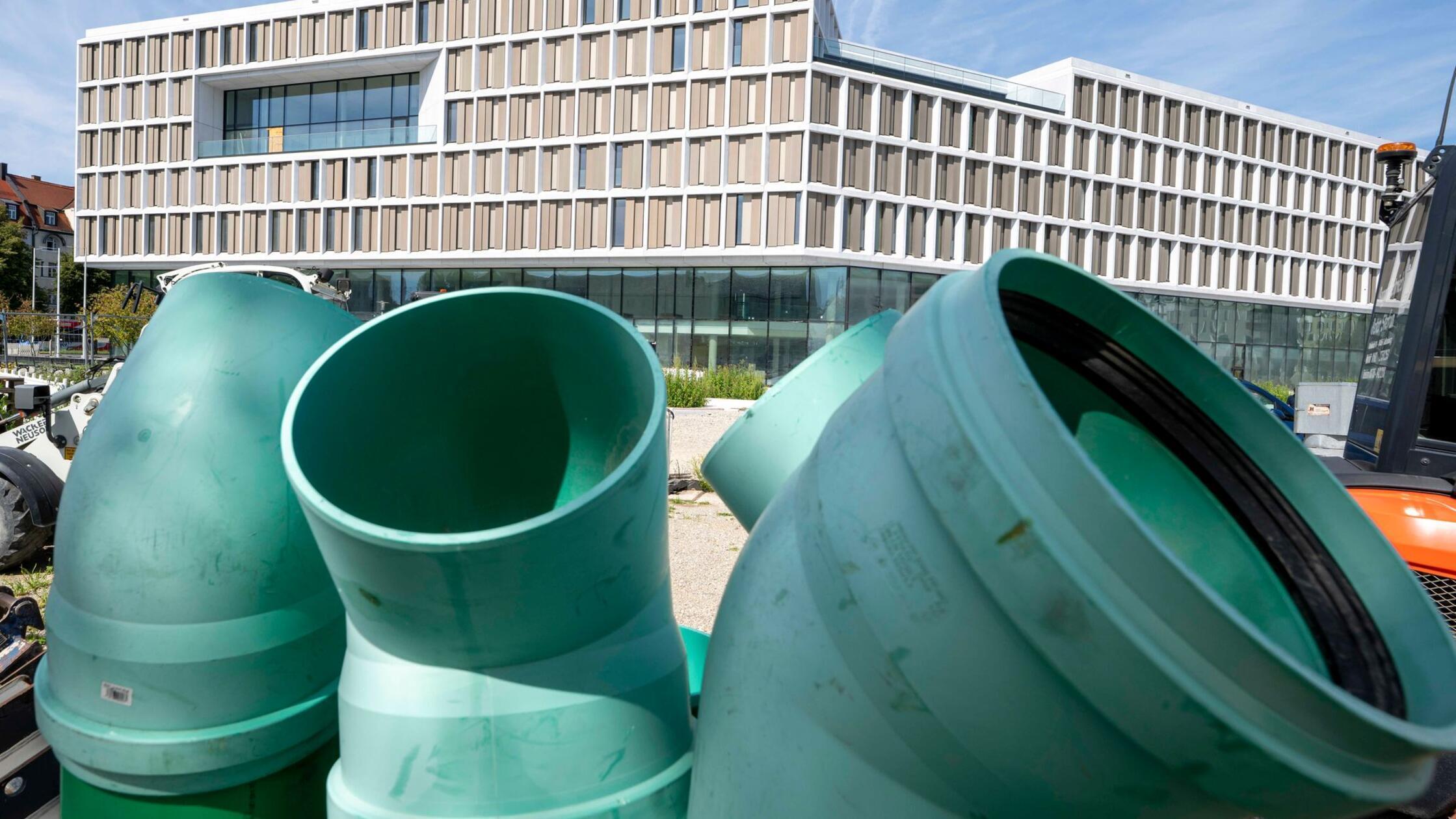 Pri novogradnji sodnega centra v Münchnu vhod v garažo preozek za prevoz zapornikov