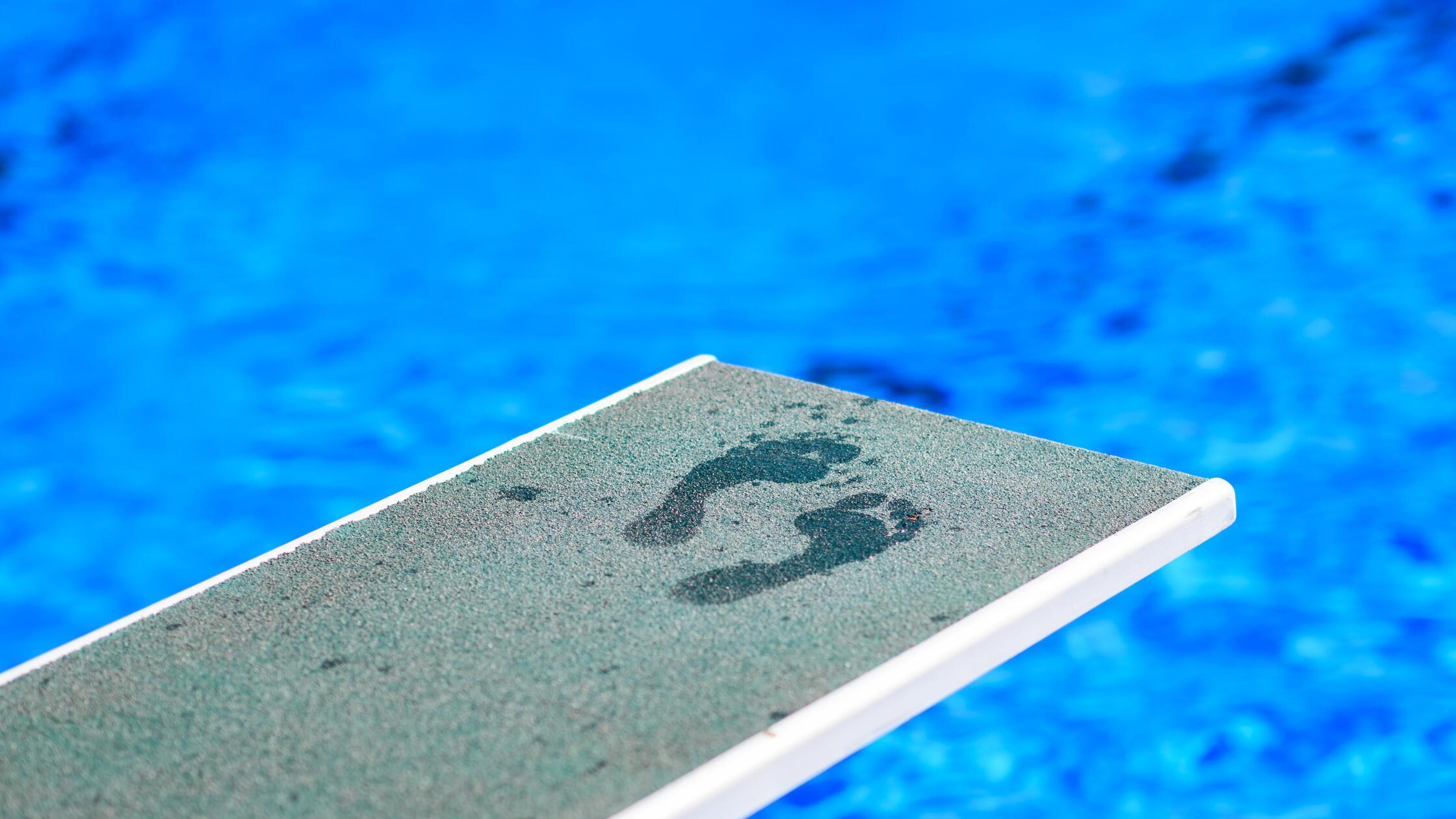 20-Jähriger belästigt 13 und 14 Jahre alte Mädchen in Freibad in Franken - Polizei sucht Zeugen