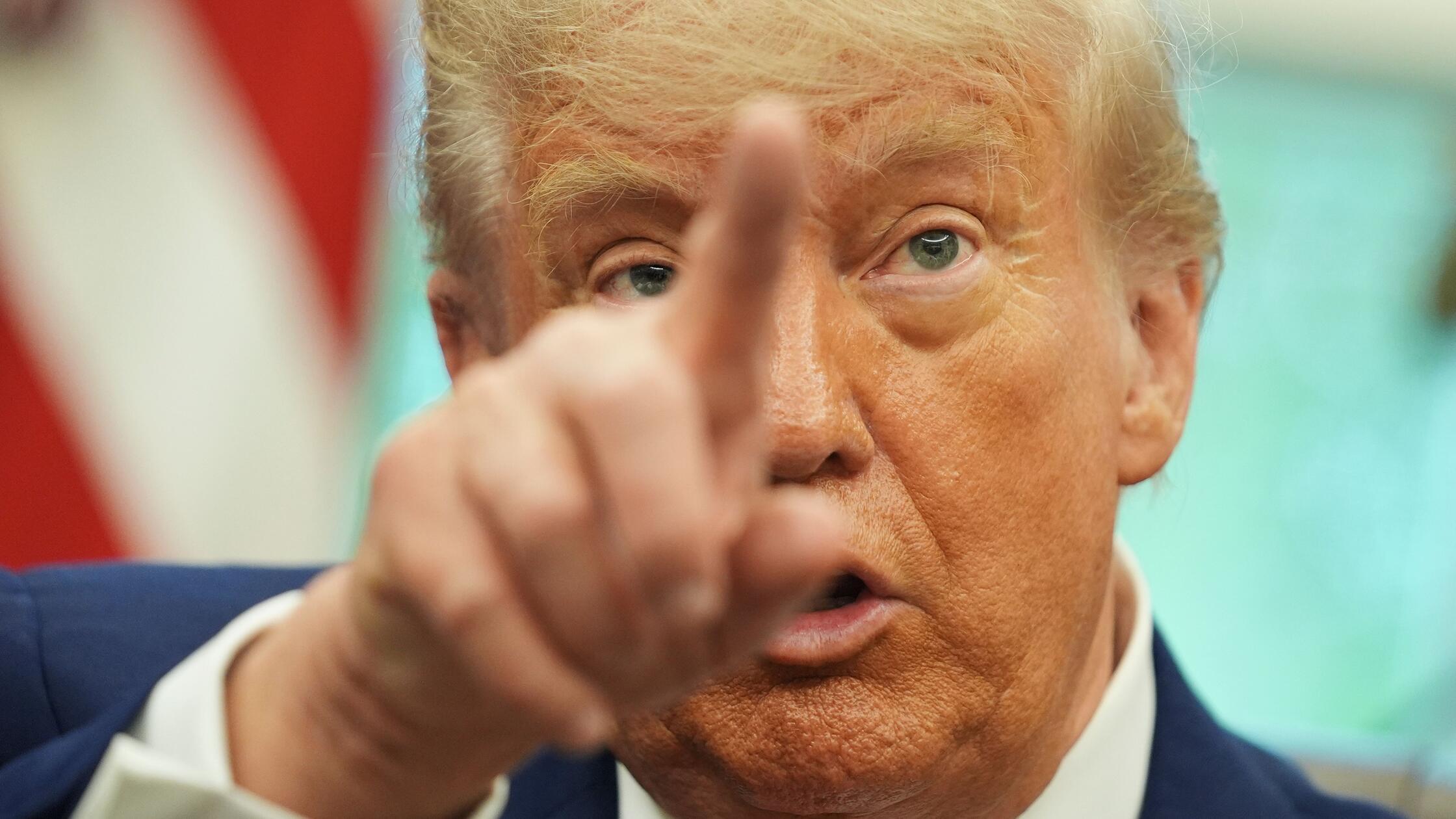 "Bedrohung für unsere Demokratie": Trump will zwei der größten US-Sender die Lizenz entziehen