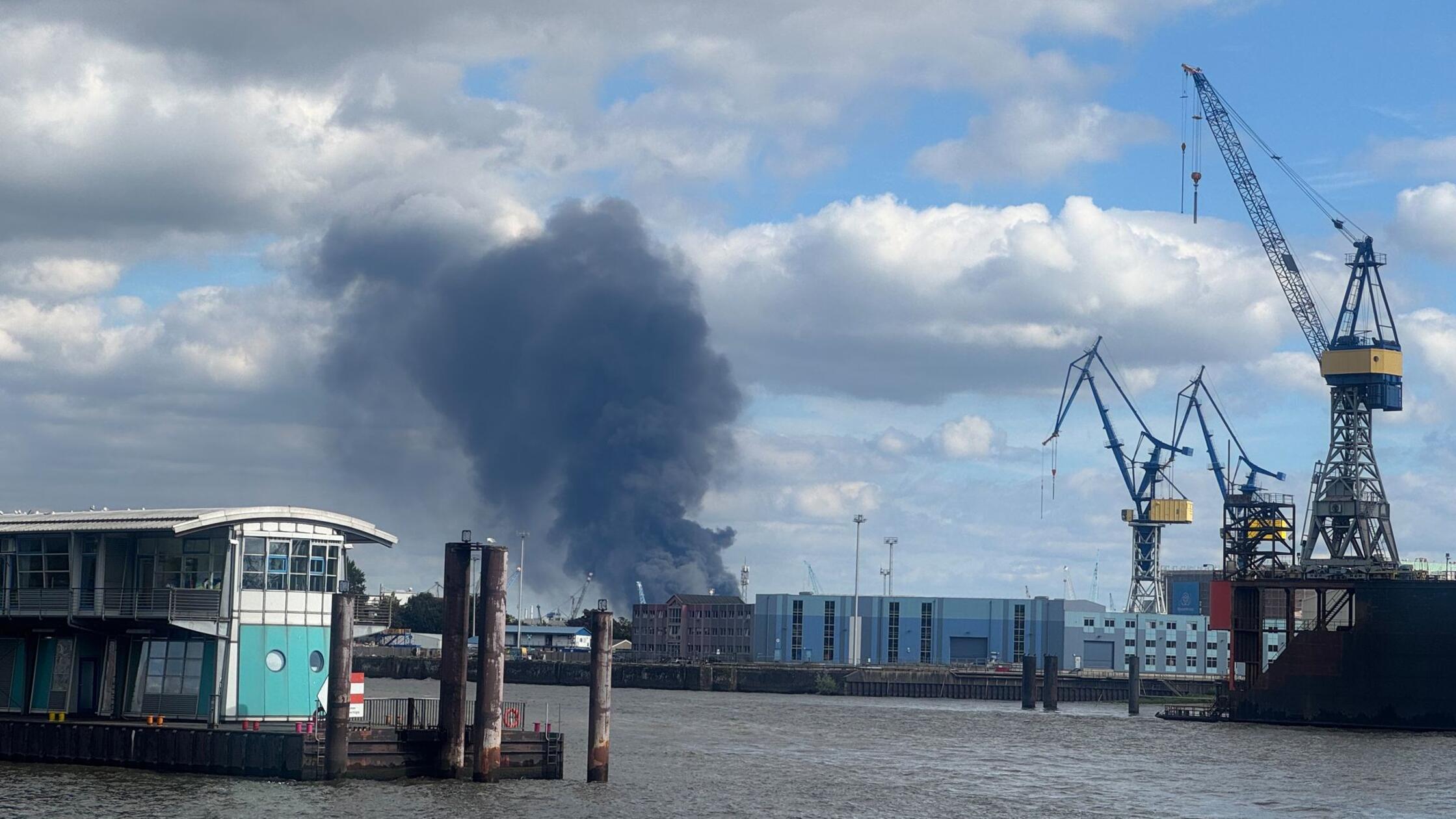 Feuerwehr zum Brand in Hamburg: Es gibt Verletzte