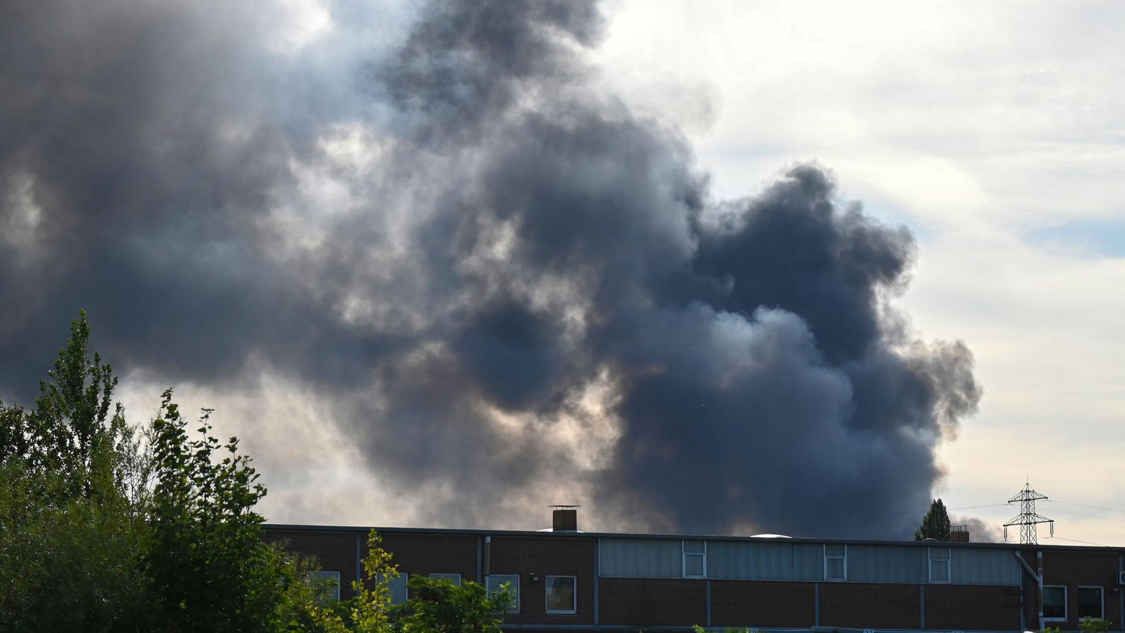 Menschen bei Brand im Hamburger Hafen evakuiert