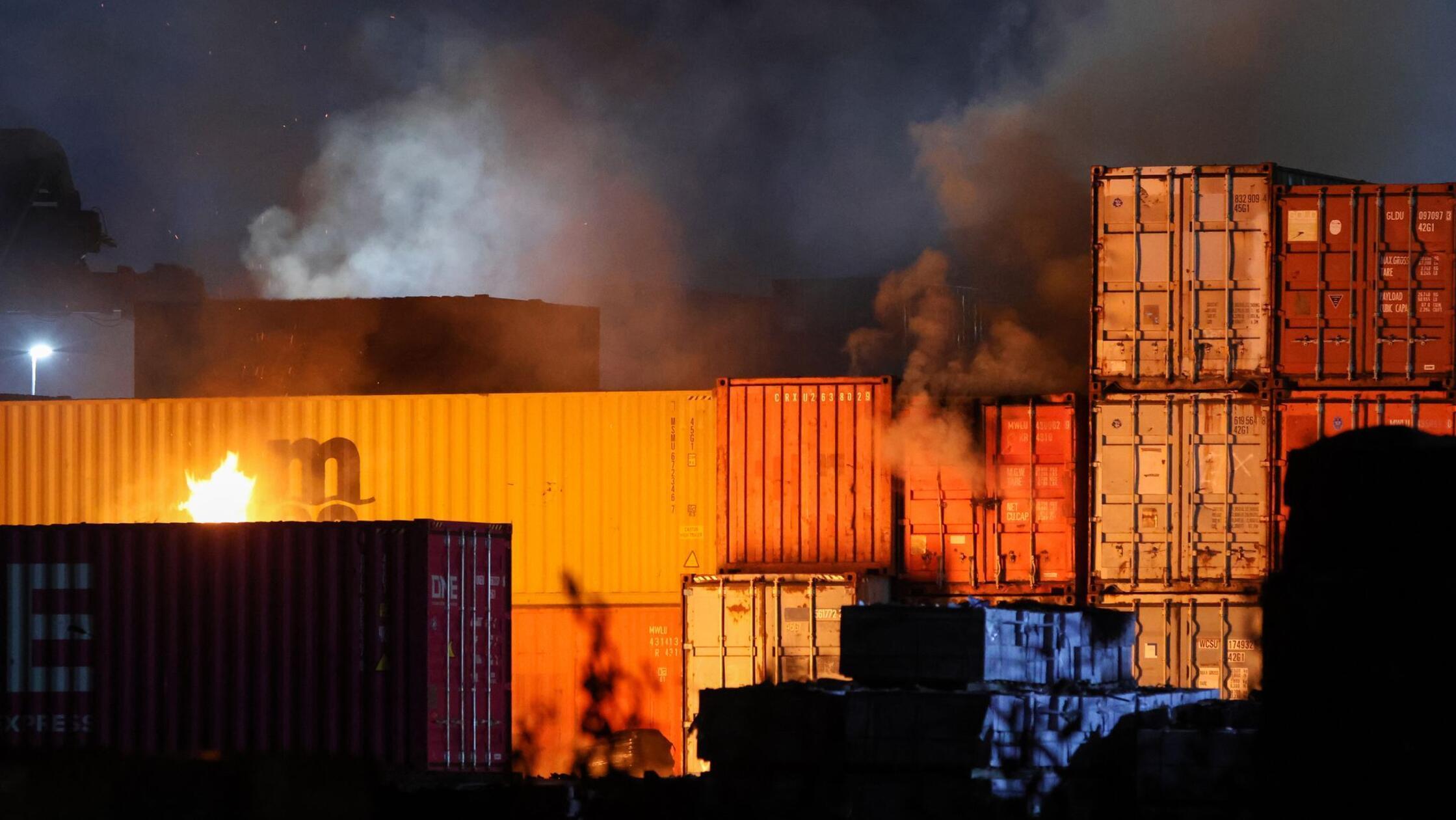 Großbrand im Hamburger Hafen - Löscharbeiten dauern an