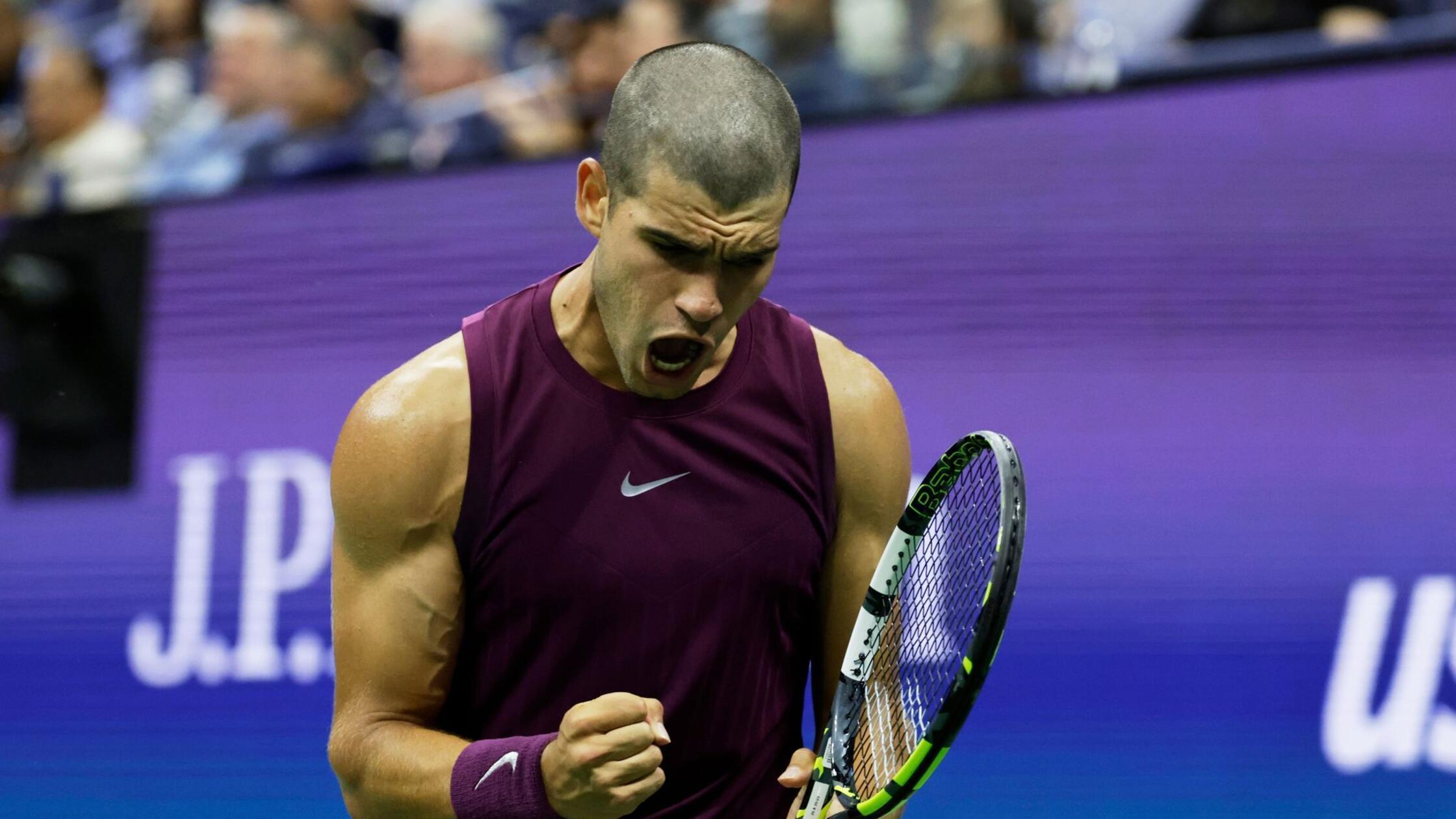 Alcaraz überrascht mit Haarschnitt und siegt souverän