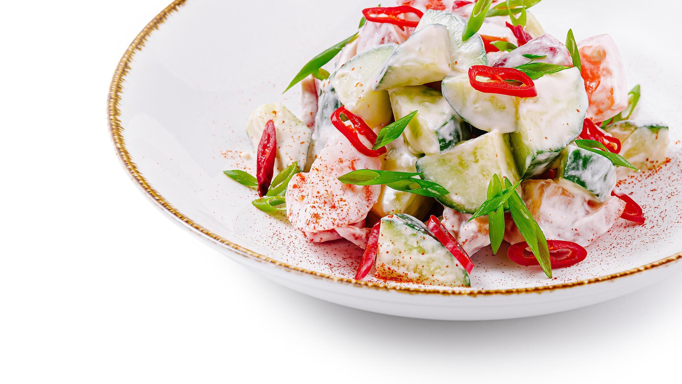 Frischer Salat mit Gurke und Tomate, gewürzt mit r