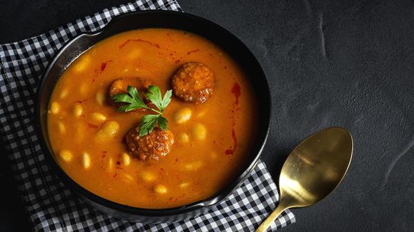 chorizo;weiße bohnen;spanische küche;bohneneintopf