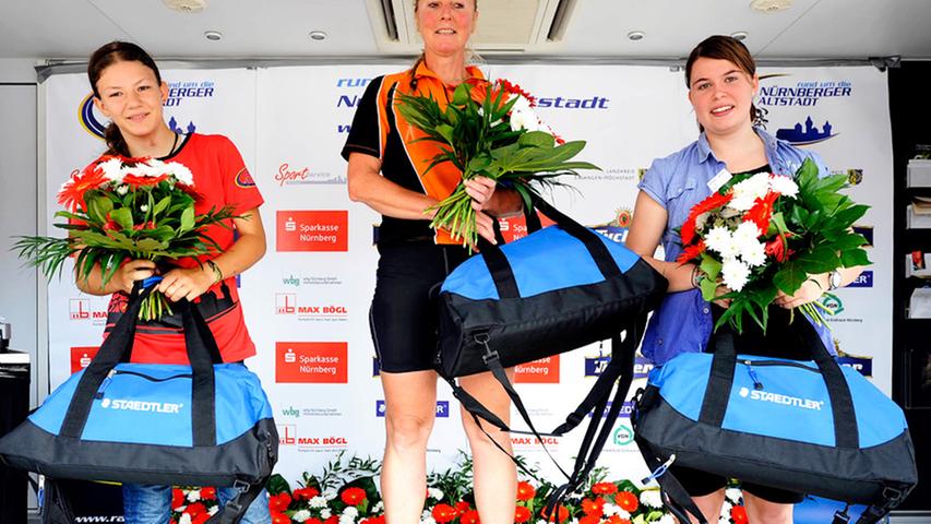 Beim Jedermannrennen der Frauen über 65 Kilometer fahren Xenia Hoyer (Platz 1), Inge Babel (Platz 2) und Elfi Glogel aufs Treppchen.