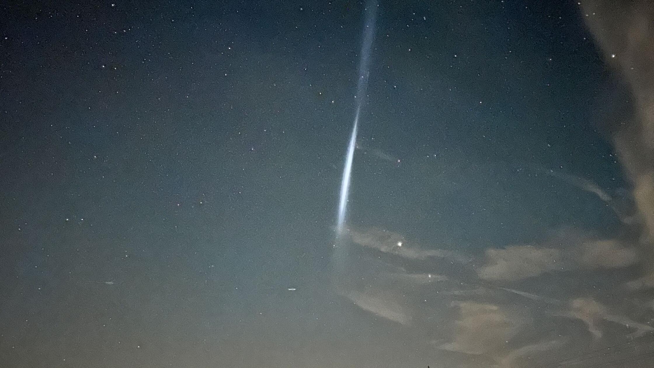 Treibstofftropfen einer Rakete lösen Lichtstreifen aus