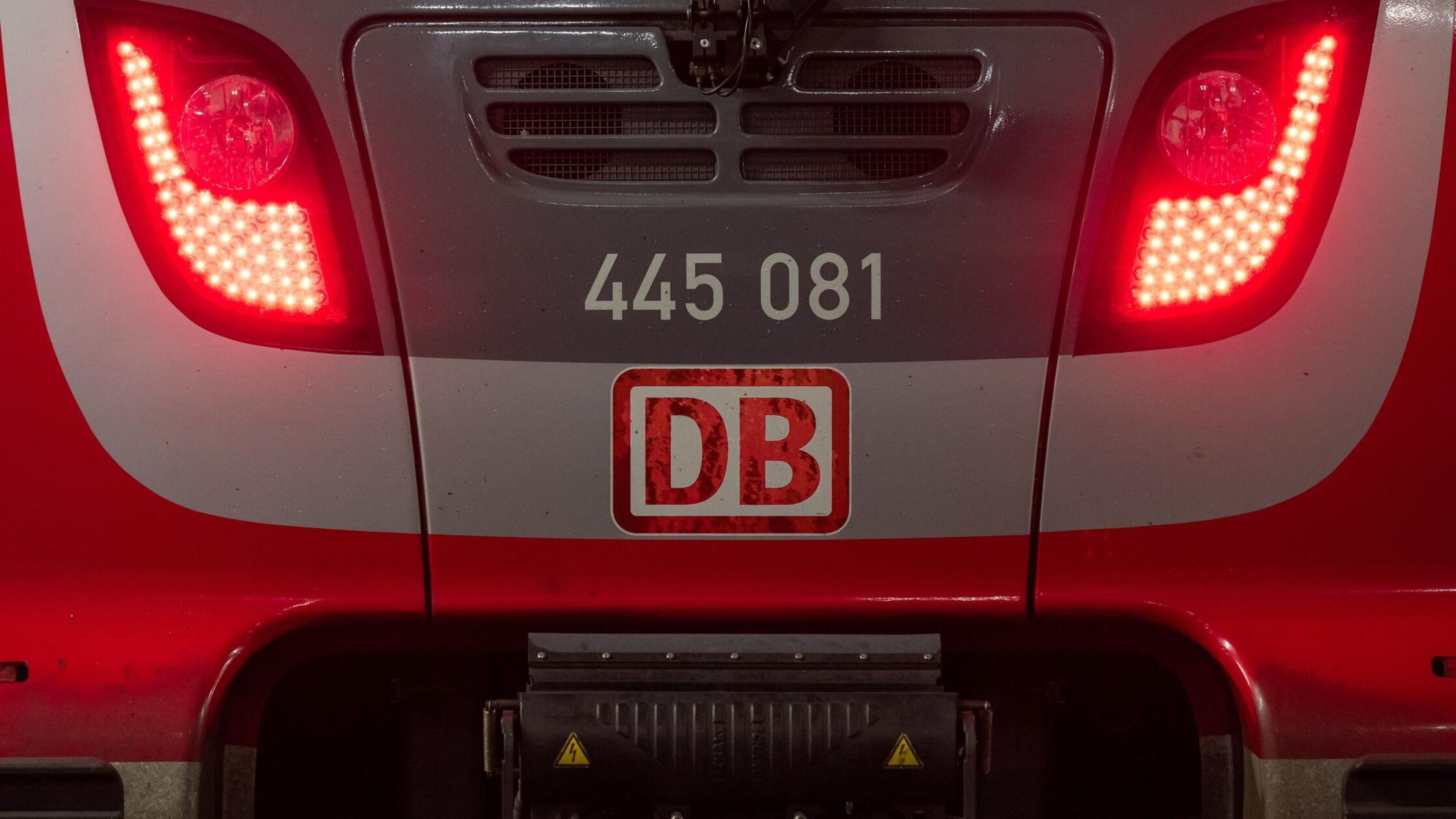 Bahn-Arbeiter wird von Zug erfasst und stirbt