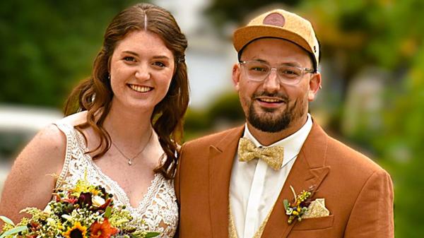 Ende August heirateten die geborene Kristin Körner, Technische Zeichnerin aus Aßlschwang, und der Zimmerermeister Dominik Hirsch aus Pavelsbach in der Pfarrkirche St. Leonhard. Vor sieben Jahren lernten sie sich am Stodlfest in Pavelsbach kennen. Die Liebe wuchs und wurde immer intensiver. Am 28. Juni 2025 wurden die beiden im Beisein der engsten Verwandten im Stadlmann-Anwesen in Freystadt standesamtlich getraut. Die Hochzeitsfeier mit allen Gästen fand in Aßlschwang in einem Zelt statt.