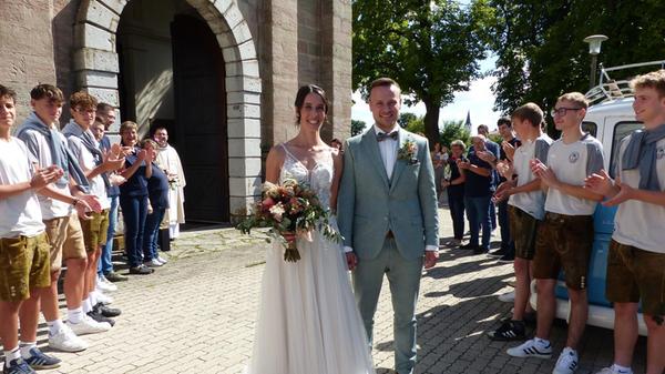 Im April vor einem Jahr machte der Bräutigam Tobias Metzger aus dem Freystädter Ortsteil Schmellnricht seiner Liebsten Lena Ramsauer aus Meckenhausen bei einer gemeinsamen Reise durch Vietnam einen Heiratsantrag, den sie freudestrahlend mit einem fröhlichen „Ja“ beantwortet hat. Nun haben beide ihre Versprechen eingelöst und zunächst im Freystädter Rathaus im historischen Trauungszimmer standesamtlich geheiratet und im Anschluss in der Wallfahrtskirche "Maria Hilf" kirchlich. Zur Hochzeitsfeier selbst luden die 29-jährige Finanzbuchhalterin und der 30-jährge Produkt- und Projektplaner ins Landgasthaus Ascher nach Möning. Im Dezember gibt es eine Hochzeitsreise nach Thailand.