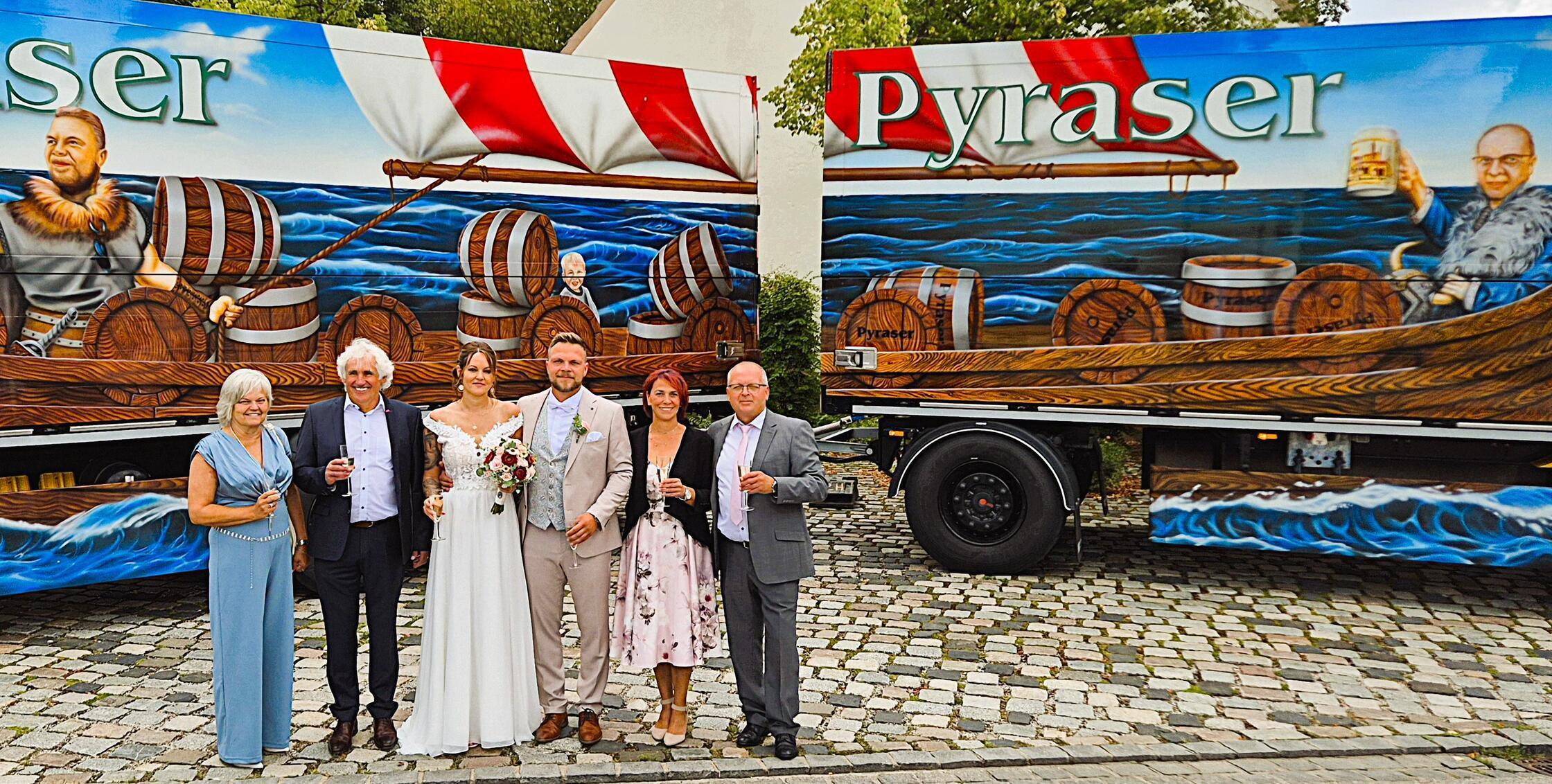 Es fing an wie eine ganz normale Hochzeit und entwickelte sich zu einem filmreifen Event vor der Kulisse des Deutschordensschlosses in Postbauer-Heng. Die Bürokauffrau Yvonne Becker und der Bierfahrer (Spediteur) Florian Thoma heirateten. Während sich das Brautpaar im Schloss das Ja-Wort gab, entwickelte sich auf dem abgesperrten Vorplatz des Schlosses Besonderes. Ein Konvoi aus mehreren kunstvoll gestalteten Trucks der Spedition Thoma rollte auf den Vorplatz zu und parkte zentimetergenau ein. „Der Chef hat sich getraut“, freuten sich die Trucker und weckten alle noch schlafenden Postbauer-Henger mit einem kurzen, aber beeindruckenden Konzert ihrer Fanfaren.