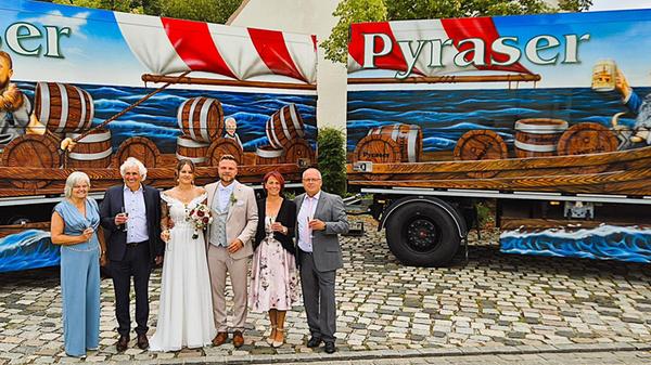 Es fing an wie eine ganz normale Hochzeit und entwickelte sich zu einem filmreifen Event vor der Kulisse des Deutschordensschlosses in Postbauer-Heng. Die Bürokauffrau Yvonne Becker und der Bierfahrer (Spediteur) Florian Thoma heirateten. Während sich das Brautpaar im Schloss das Ja-Wort gab, entwickelte sich auf dem abgesperrten Vorplatz des Schlosses Besonderes. Ein Konvoi aus mehreren kunstvoll gestalteten Trucks der Spedition Thoma rollte auf den Vorplatz zu und parkte zentimetergenau ein. „Der Chef hat sich getraut“, freuten sich die Trucker und weckten alle noch schlafenden Postbauer-Henger mit einem kurzen, aber beeindruckenden Konzert ihrer Fanfaren.