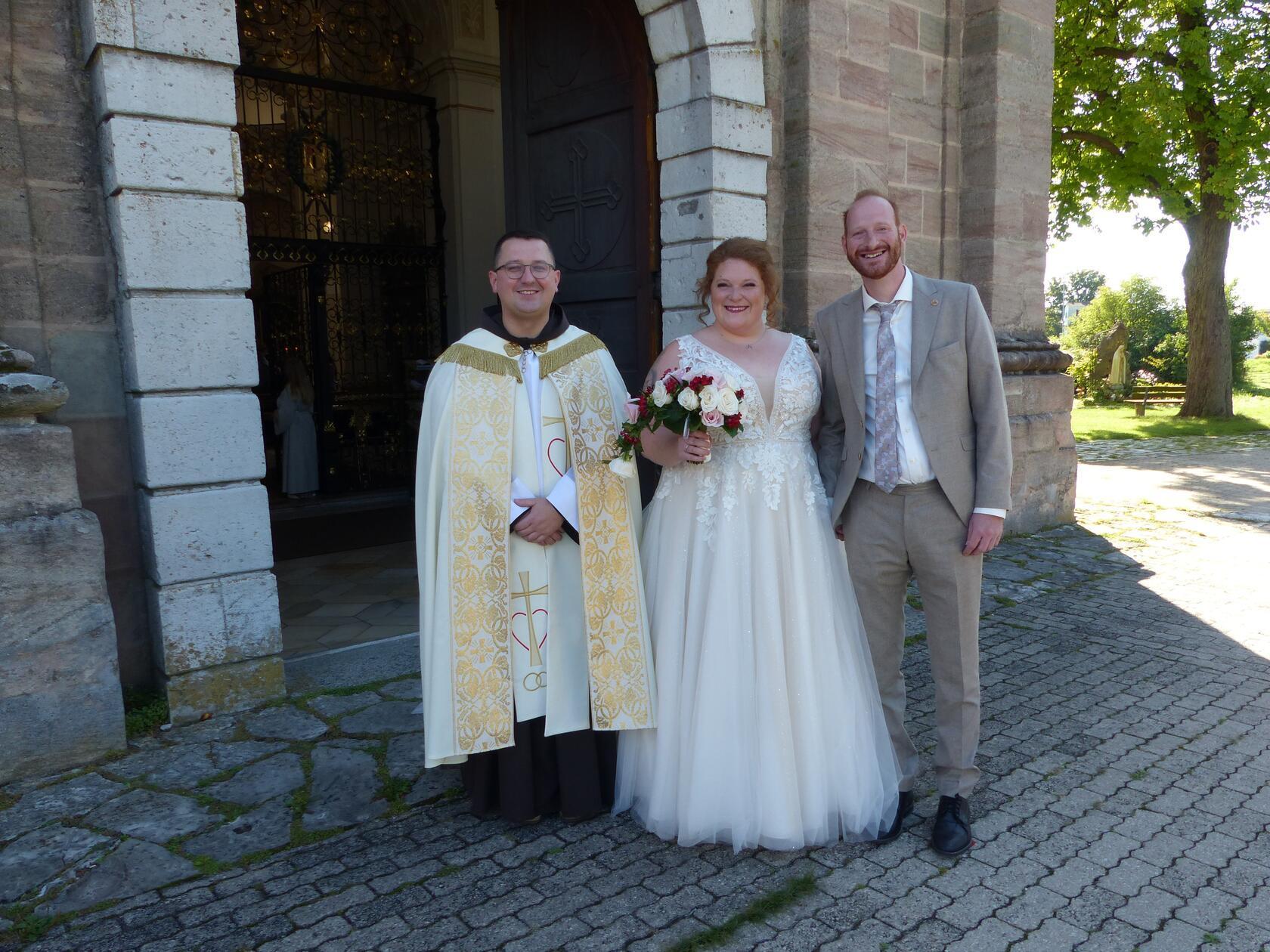 Vor drei Jahren liefen sich Andrea Hofbeck aus dem Berchinger Ortsteil Sollngriesbach und Christian Friedrich aus Möning auf den Fußballplatz im Freystädter Ortsteil Forchheim bei der Fußball-Pfingststadtmeisterschaft das erste Mal über den Weg. Sie fanden sich sympathisch und im Lauf der Zeit ist Liebe daraus geworden. Nun haben sie ihre Partnerschaft mit dem Eheversprechen in der mit Blumen geschmückten Wallfahrtskirche „Maria Hilf“ in Freystadt gefestigt im Beisein der Hochzeitsgesellschaft. Zur Hochzeitsfeier luden die 34-jährige Altenpflegerin und der 32-jährige Servicemitarbeiter ihre Gäste in den Gasthof „Post“ nach Berching ein.