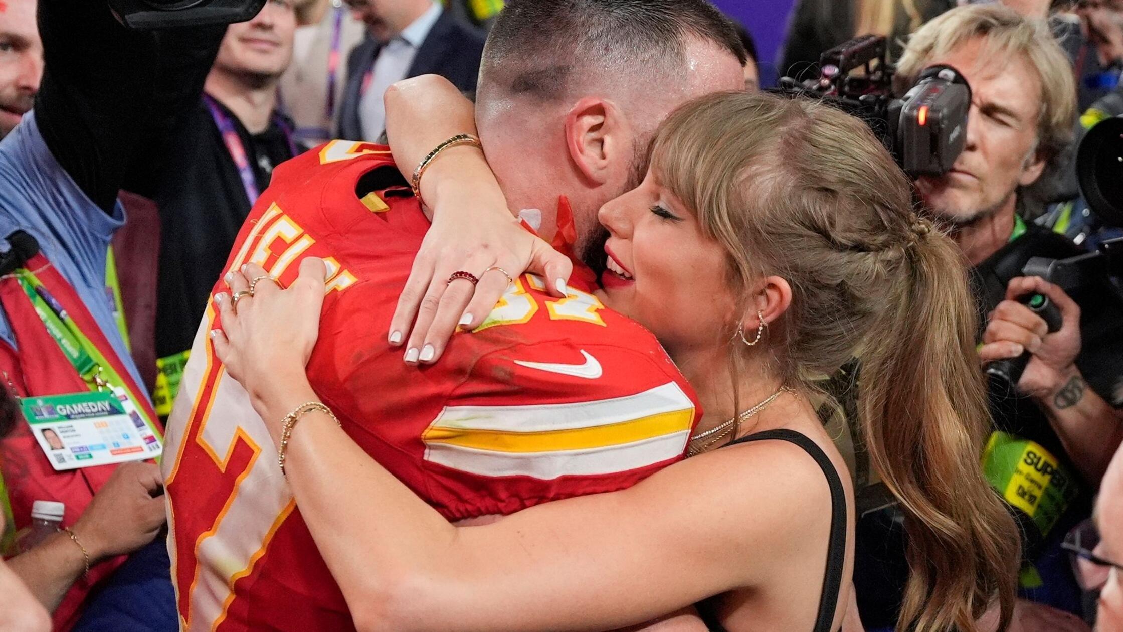 Superstars Taylor Swift und Travis Kelce haben sich verlobt