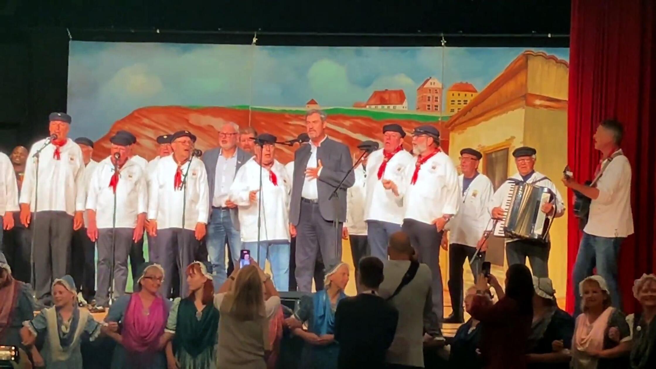 Markus Söder na Helgolandu zapel mornarsko pesem s solom